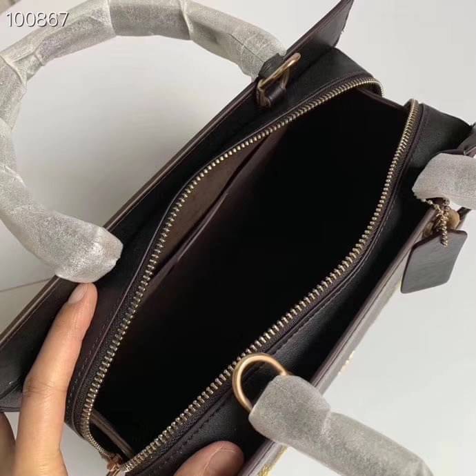 COACH ZOE CARRYALL IN SIGNATURE CANVAS เดอะเบสท์แห่งปี ต้องยกให้พี่คนสวยใบนี้เลย!! รุ่นที่สาวๆตามหา หายากอีกหนึ่ง กระเป๋าถือ/สะพายทรงสวย คลาสสิค ใบใหญ่จุคุ้ม มีดีเทลน่ารักๆที่แม่กุญแจ สามารถล็อคหัวซิปได้ กุญแจซ่อนในพวงหนังห้อยก็น่ารักไปอีก ภายในโล่งกว้าง 