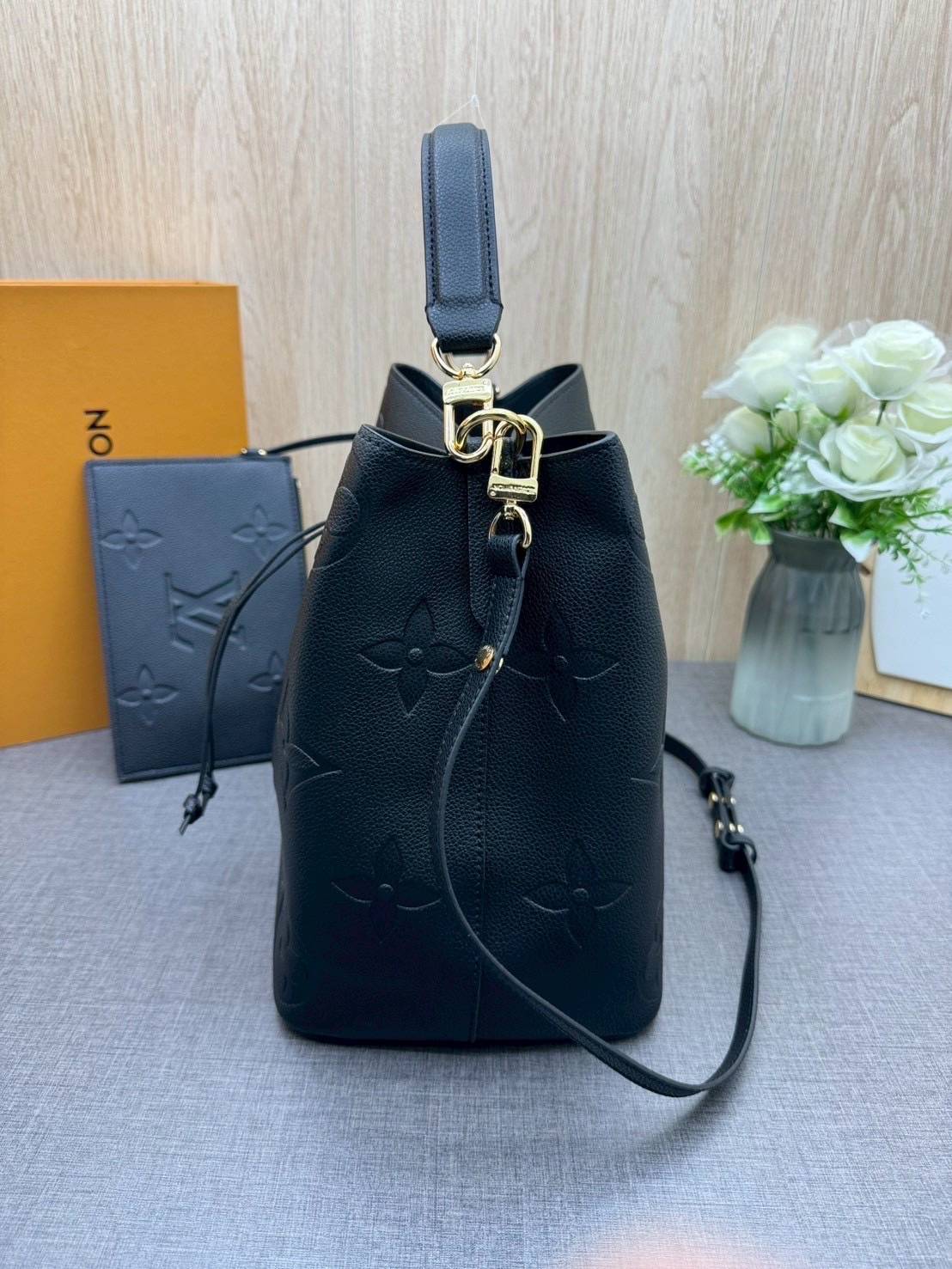 ORI หนังแท้ | LV NeoNoe MM Bucket bag Monogram Flower กระเป๋าสะพายทรงบัคเก็ต ลาย Monogram Flower โดดเด่นเพิ่มสไตล์ มีเสน่ห์ชวนหลงใหล