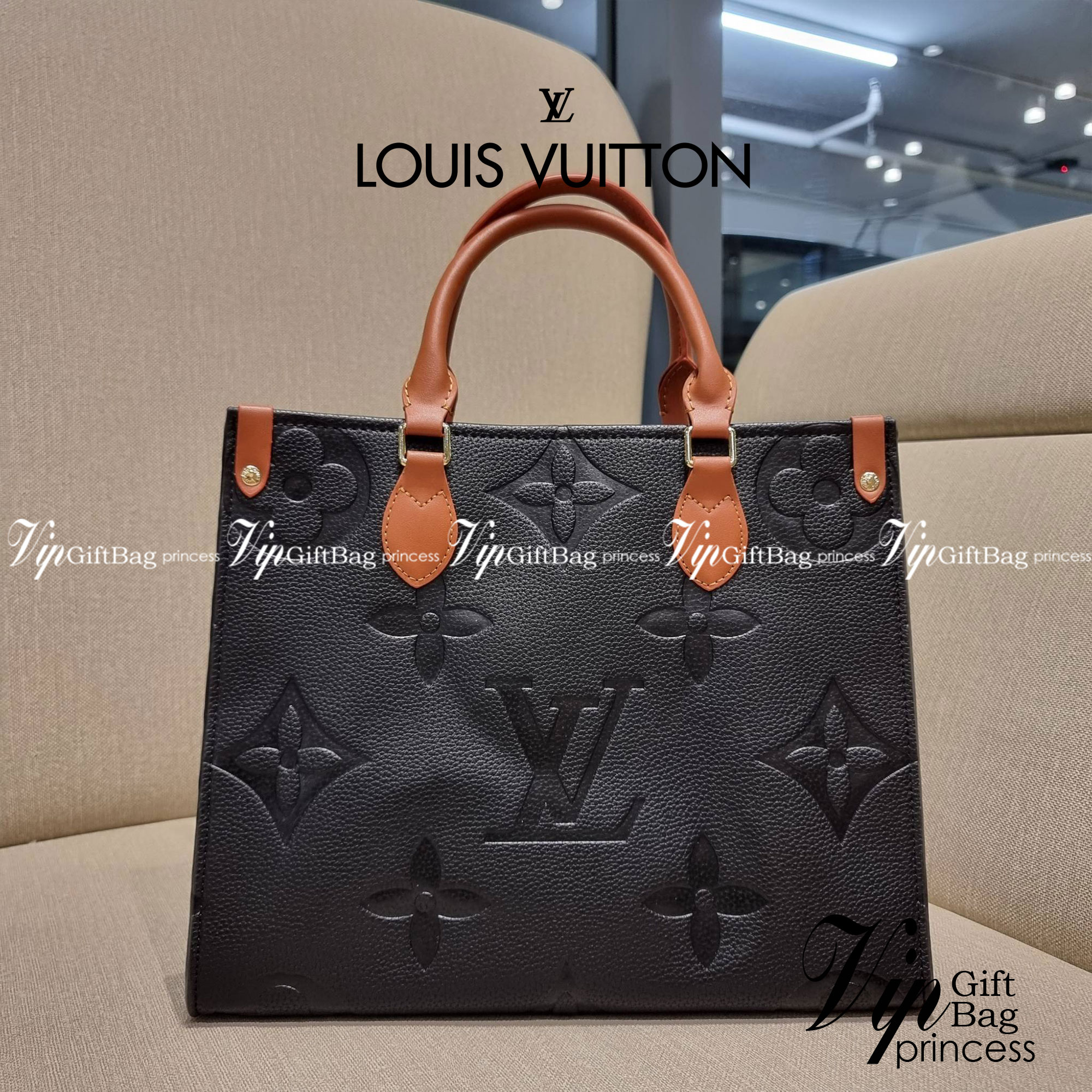 LV crossbody tote bag / LV Shopping Bag ดีไซน์สวยคม สมราคา ดูแพงไปอีก ด้วยดีเทลลายของหนัง crossgrain กระเป๋าทรงโท้ทคลาสสิค ผู้ดียืนหนึ่ง โทนสีใช้งานง่าย แมทช์ได้ทุกลุค มาพร้อมหูจับในตัว แบบหูหิ้ว และหูยาวสำหรับสะพายไหล่ เก๋มาก ชิคมาก ภายในโล่งกว้างมาก มีอ