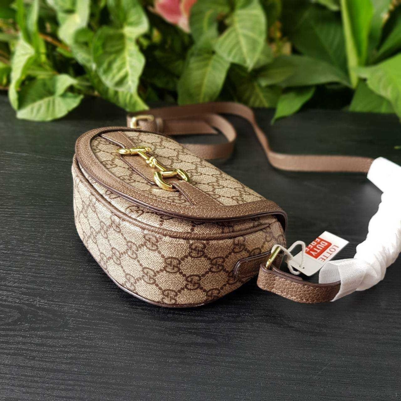 GUCCI Horsebit 1955 small shoulder bag กระเป๋าครอสบอดี้ขนาดกำลังดี ดีไซน์น่ารัก ทรงสวย ใช้ได้ทุกโอกาส สายยาวปรับระดับได้ เปิด-ปิด ด้วยกระดุมแม่เหล็ก