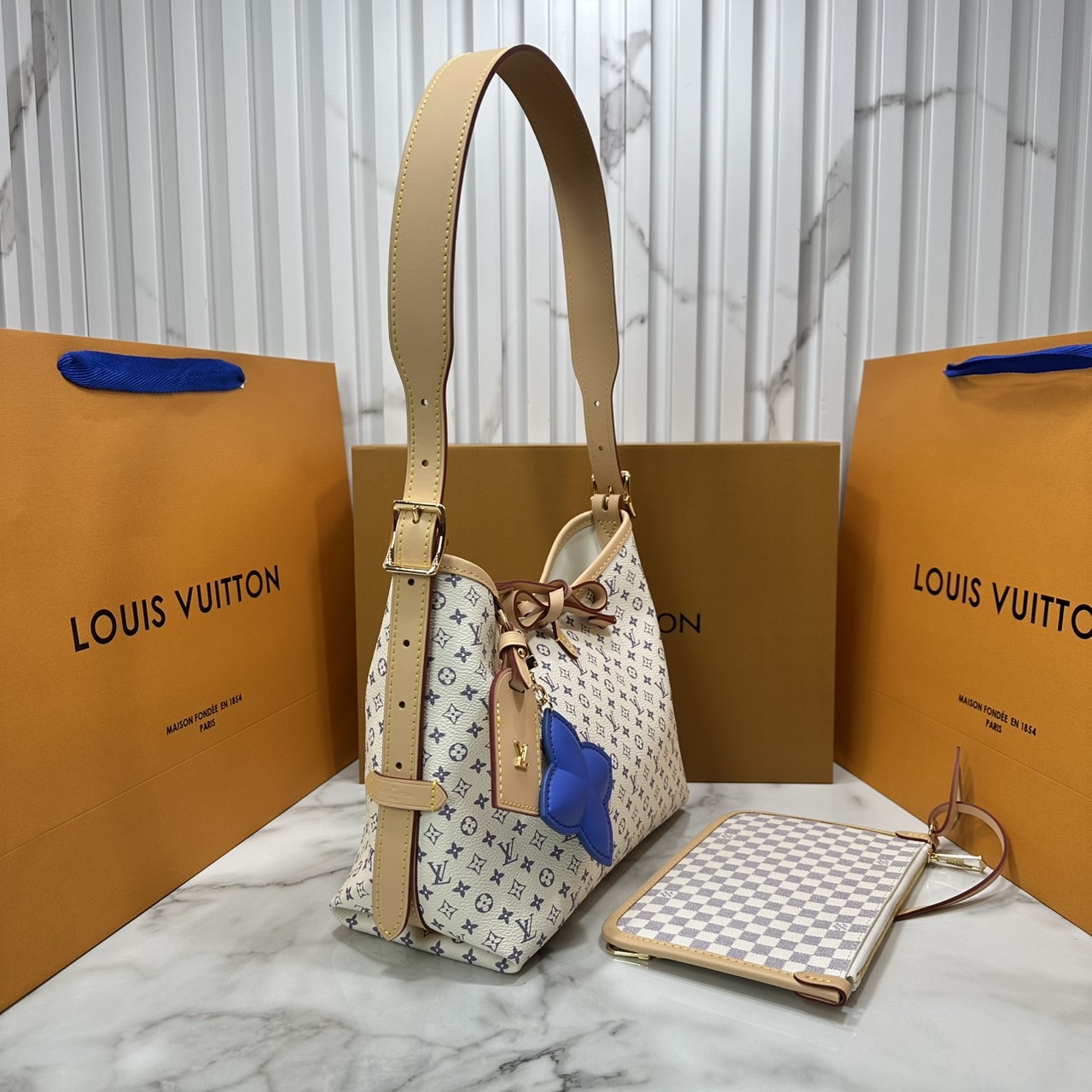ORI หนังแท้ | LV CarryAll PM bag กระเป๋าสะพายทรงโท้ทแครี่ออล Monogram แคนวาสแต่งขอบหนังผสานเสน่ห์สวยงามเข้ากับดีไซน์ที่รับกับสรีระให้คุณพกพาไปได้ทุกที่ ด้านในออกแบบมาอย่างชาญฉลาด มาพร้อมใบเล็กเข้าเซ็ท
