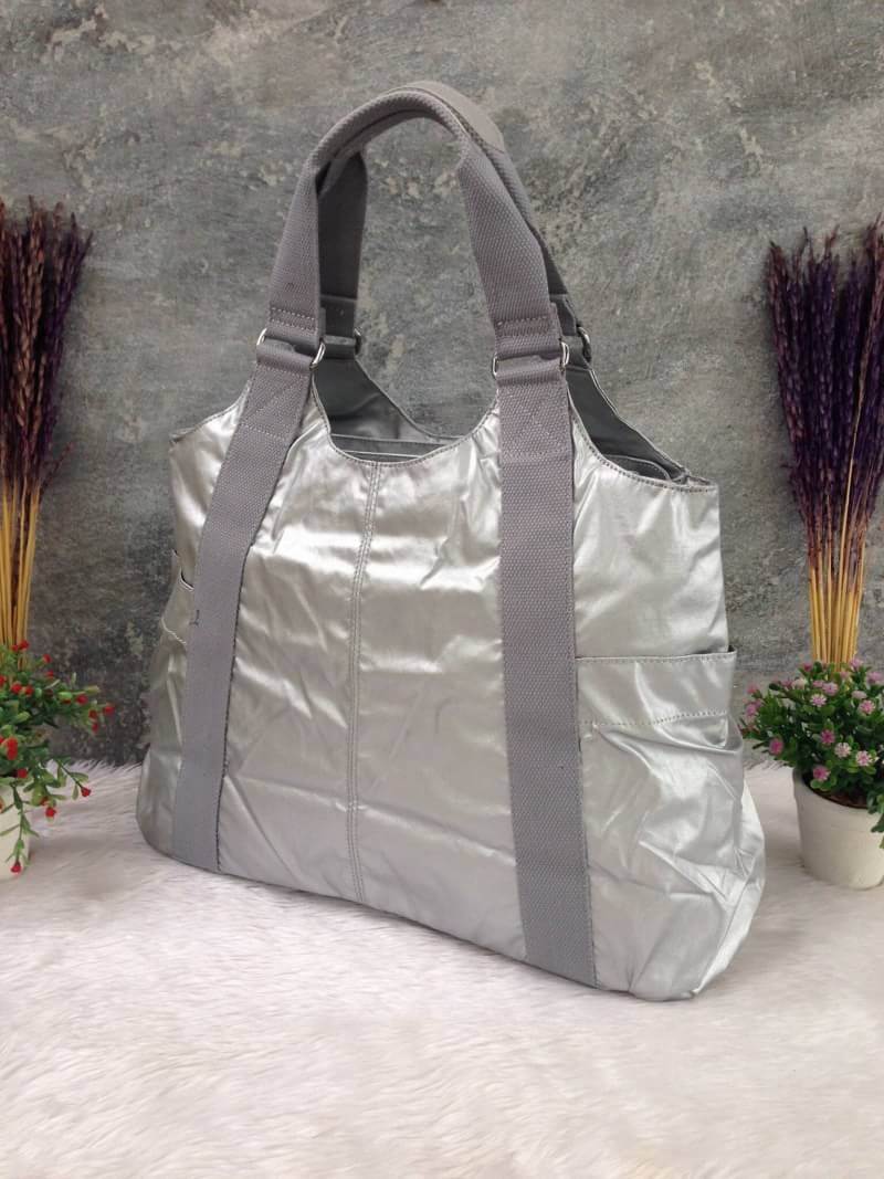 Kipling รุ่น Cicele กระเป๋าสะพายไหล่ใบใหญ่ สวยน่ารัก ตัวกระเป๋าด้านในเป็นช่องโล่งแบบปิดเปิดด้วยซิป มีช่องซิปด้านใน ด้านข้างกระเป๋า มี 2 ช่อง ปิดเปิด ด้วยเทป พร้อมที่ใส่โทรศัพท์ ปากกา และ MP 3 ในส่วนด้านใน และ ด้านข้างกระเป๋า ซ้าย-ขวา เป็นช่องขนาดเล็กสำหรั