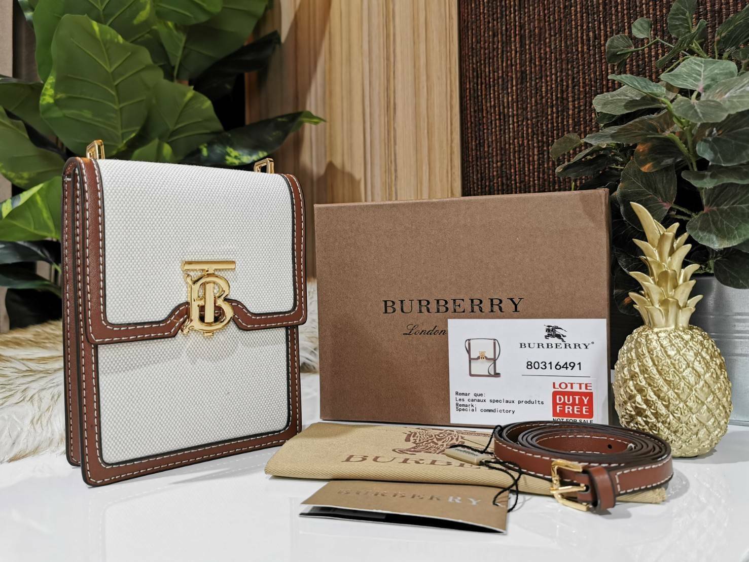 พรีเมี่ยมกิ๊ฟแท้ 100% 】BURBERRY FRAGRANCES CROSSBODY BAG VIP GIFT WITH PURCHASE (GWP) กระเป๋าสะพายพรีเมี่ยมกิ๊ฟ Limited Edition จากน้ำหอม BURBERRY วัสดุ Canvas Cotton & Leather ทรงเหลี่ยมแนวตั้งดีไซน์สวยหรูอยู่ทรงมีโลโก้แบรนด์ด้านหน้า