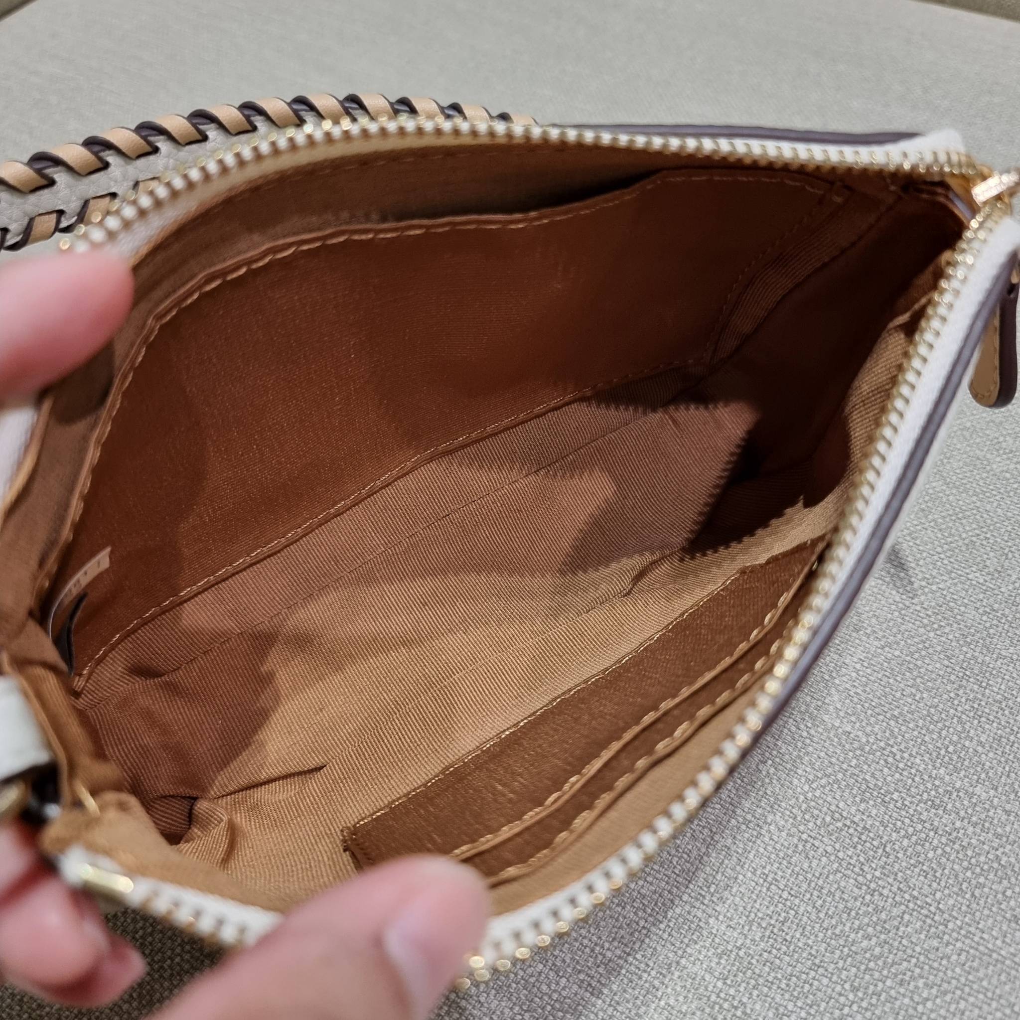 COACH C4233 NOLITA 19 WITH WHIPSTITCH คอลเลคชั่น rare item น่ารักน่าใช้ ในสไตล์คลาสสิค กระเป๋าทรงพอชขนาดมินิ ที่สามารถสะพายไหล่ และกึ่งคล้องมือใช้ได้ 2 สไตล์ ปรับสายให้มาเกี่ยวฝั่งเดียวเพื่อใช้เป็นคล้องมือ หรือปรับเกี่ยวอีกฝั่งใช้คล้องแขน คล้องไหล่ก็เก๋มา