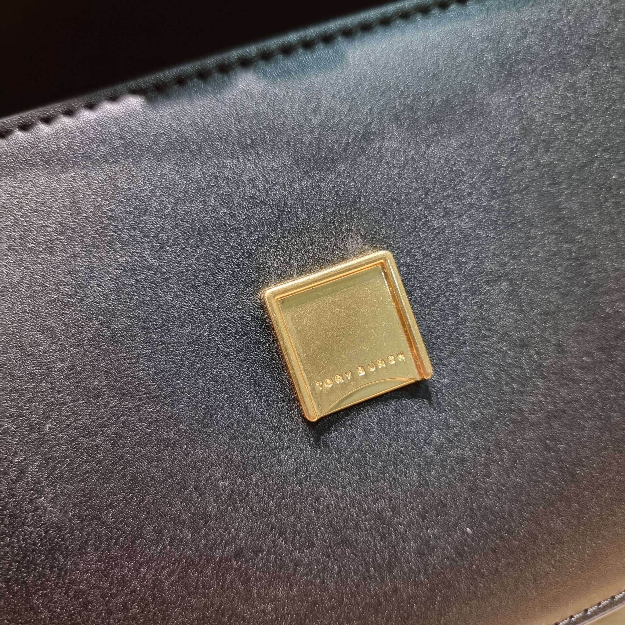 Tory Burch Bag / TORY BURCH ELEANOR SMALL CONVERTIBLE SHOULDER BAG ฮอตไอเท็ม รุ่นนี้ขายดีขายหมด สวยหรู คุณหนู ผู้ดี!! หายากมากแล้วน้า กระเป๋าสะพายข้าง ดีไซน์อยู่ทรง ขนาดกำลังสะดวกใช้ เปิด-ปิดด้วยแถบแม่เหล็ก ภายในแบ่งสัดส่วนได้เป็นอย่างดี