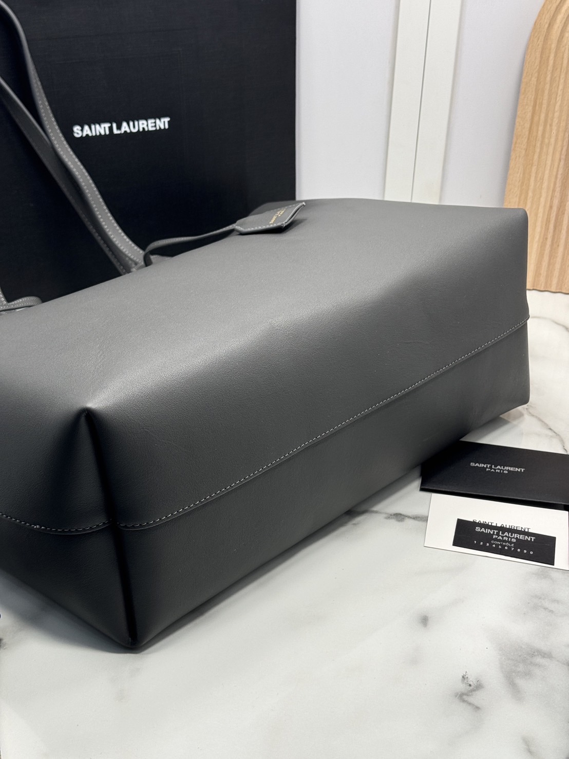 YSL Shopping Large Tote Bag กระเป๋าทรงโท้ทใบใหญ่หนังแท้ ภายในโล่งกว้าง จุของได้เยอะ เรียบหรูทรงสวย ดีไซน์ออกมาให้ใช้งานได้ทุกลุค ทุกโอกาส สวยคมชัดทุกสี