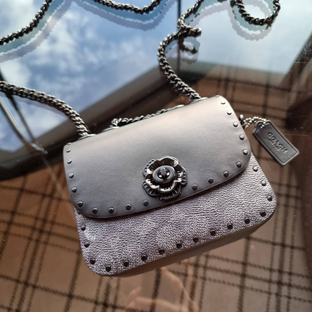 COACH C2462 MADISON SHOULDER BAG 16 IN SIGNATURE CANVAS WITH RIVETS (B4NQ4) กระเป๋าสะพายข้าง ไซส์กะทัดรัด พกพาง่าย น้ำหนักเบา ดีไซน์สวย โดดเด่นด้วยตัวล็อครูปดอกไม้ สีสันตกแต่งตัดกันกับลายซีอย่างลงตัว วัสดุหนังแคนวาสเคลือบลาย ภายในแบ่งสัดส่วนให้อย่างดี มาพ