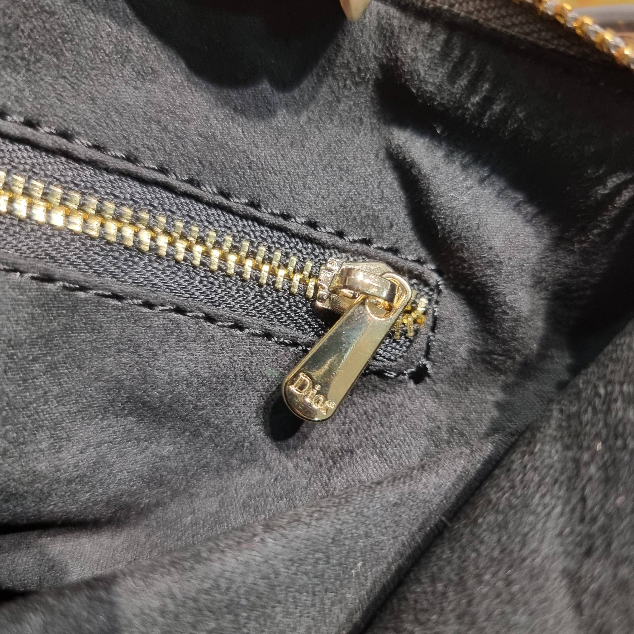 Dior travel nomad pouch / DIOR POUCH BAG พร้อมส่ง กระเป๋าทรงพอช ขนาดกำลังดี ดีไซน์ให้เป็นได้ทั้งกระเป๋าพกพาเอนกประสงค์ เวลาไปท่องเที่ยว หรือจะใช้เป็นกระเป๋าหลักพกของสำคัญก็ได้