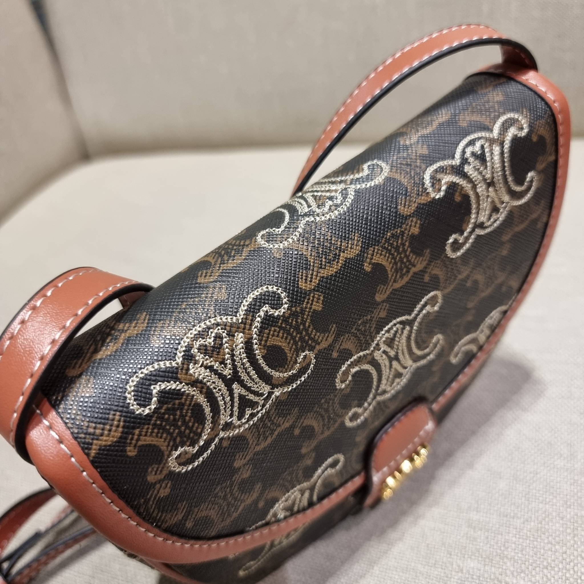 VIP 🥂 CELINE MINI BESACE IN TRIOMPHE CANVAS WITH TRIOMPHE HEART EMBROIDERY ใหม่พร้อมเสิร์ฟแบบไม่ต้องรอใคร!! กับกระเป๋าสะพายข้าง ที่เห็นแล้วต้องรัก ด้วยรูปทรงที่คลาสสิคแฝงความหรู ขนาดกำลังน่าใช้ โลโก้ลายปัก ดีเทลเดินด้ายรูปหัวใจ คละรอบใบ วัสดุหนังแ