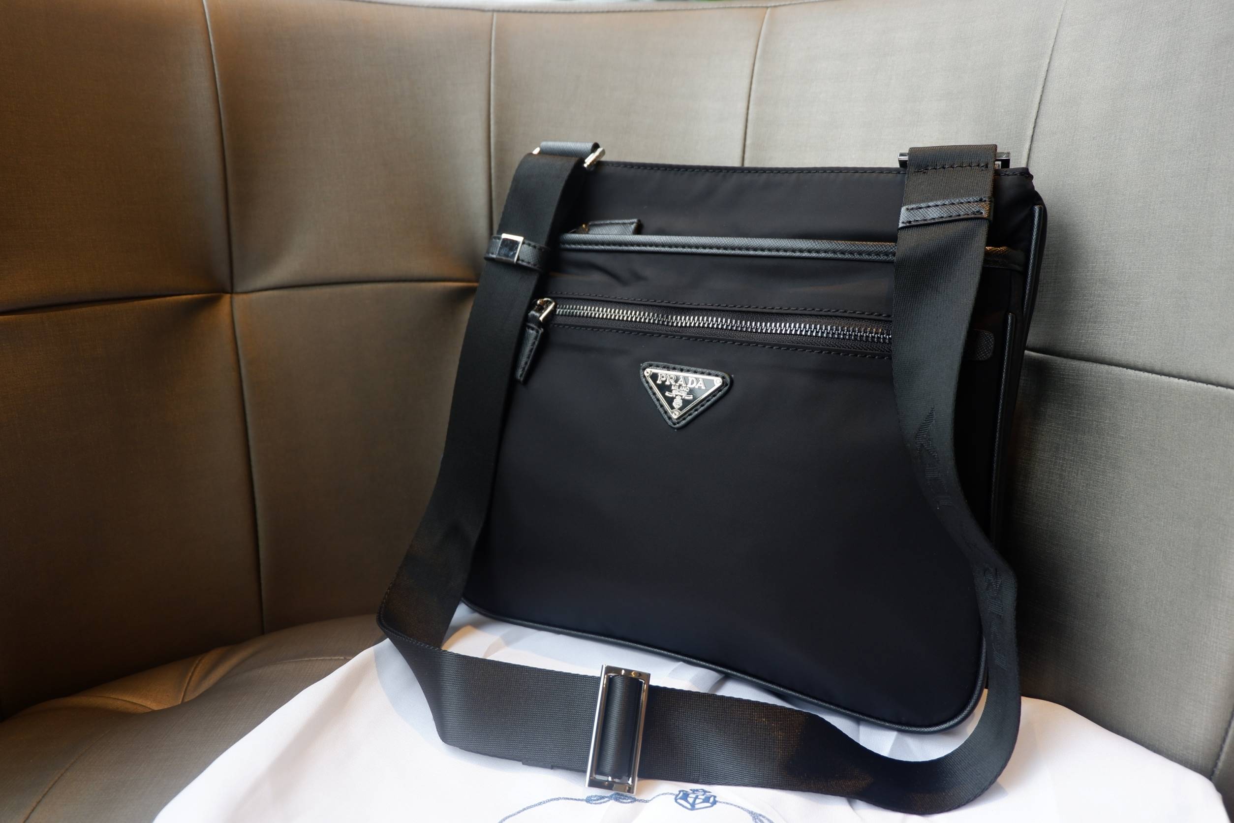 เอาใจหนุ่มๆ สำหรับ messenger bag เป็นผ้าไนล่อนนาโน ตัวกระเป๋าขนาดกำลังดี สีดำด้านสวยมากๆ ทำงานหรือเรียน เท่ห์และคลาสสิคสุดๆ ✔มีช่องแบ่งเก็บของได้ถึง 3 ช่องแยกใส่ของเป็นสัดส่วน ✔น้ำหนักเบา จุของคุ้ม สายยาว ปรับได้ free size ✔สามารถสะพา