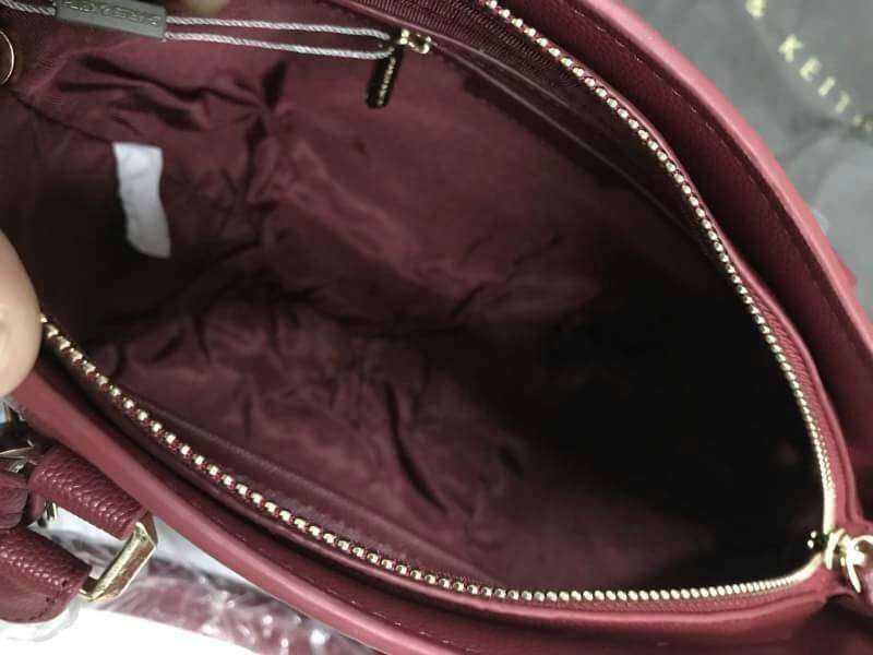 CHARLES & KEITH CURVED CITY BAG Re stock & Best seller กระเป๋าถือหรือสะพาย ขนาดกำลังดี วัสดุหนังPU ลายคาร์เวียร์ ตั้งอยู่ทรง มีหมุดรองฐาน เปิดปิดด้วยซิปเดียว ภายในมี 2 ช่องเล็ก และ 1 ช่องซิปด้านข้าง ใส่มินิ ไอแพด, กระเป๋าสตางค์ทรงยาวได้ ด้านหน้าประดับด้วย