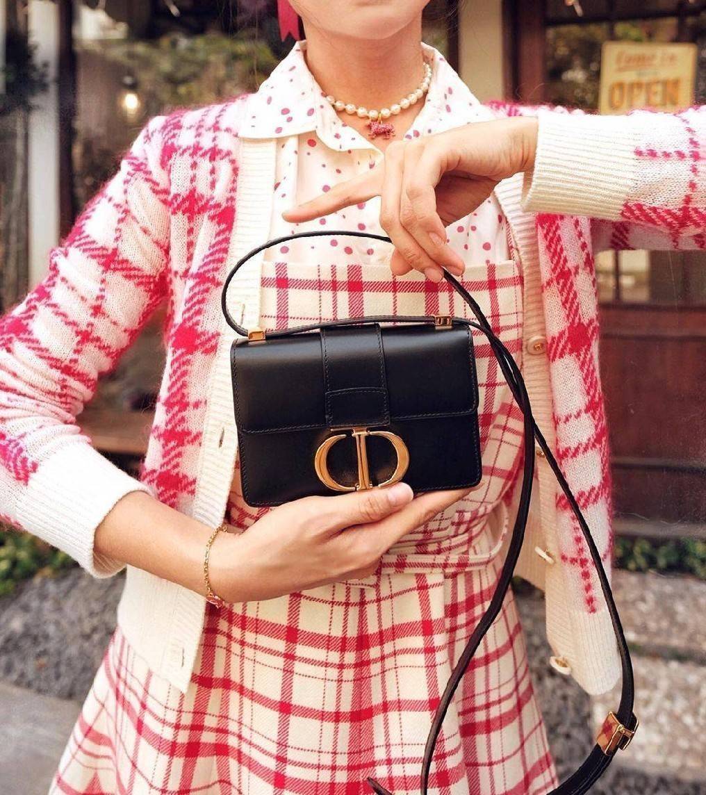 CHRISTIAN DIOR MINI BAG VIP GIFT WITH PURCHASE (GWP) พรีเมี่ยมกิ้ฟ Limited Edition จาก DIOR DUTYFREE COUNTER วัสดุหนังแท้ Calfskin ทรงสี่เหลี่ยมหนังเรียบสวยหรูอยู่ทรงเปิดปิดด้วยฝาปิดโลโก้แบรนด์อะไหล่ทองด้านหลังมีช่องใส่ของ ภายในโล่งมีโลโก้สามารถใส่มือถือข