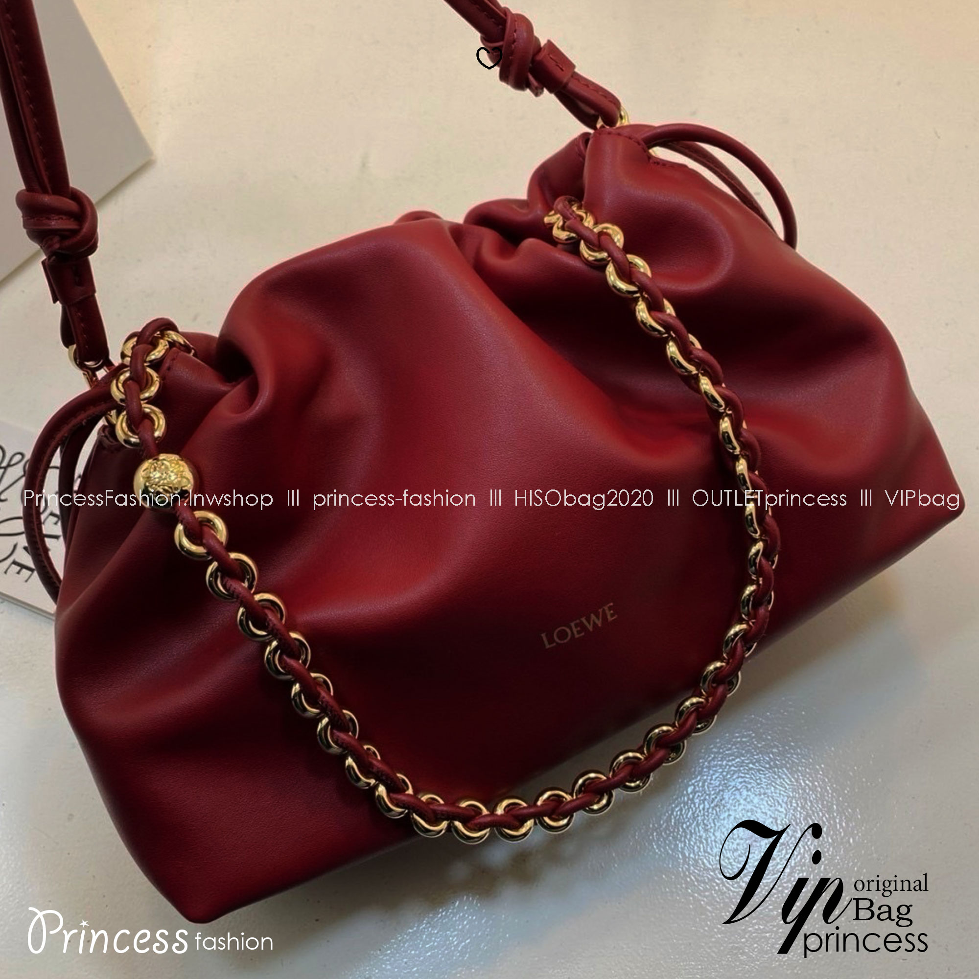Loewe Medium Flamenco purse in mellow nappa ใหม่ล่าสุด กับแบรนด์หรู กระเป๋าสะพายงานหนังเต็ม หนังแท้สวยมาก ให้สัมผัสนุ่มสบายผิว มาพร้อมสายสะพายร้อยห่วงสีทองหรูหรา ตัดกับสีกระเป๋าสวยงามได้อย่างลงตัว