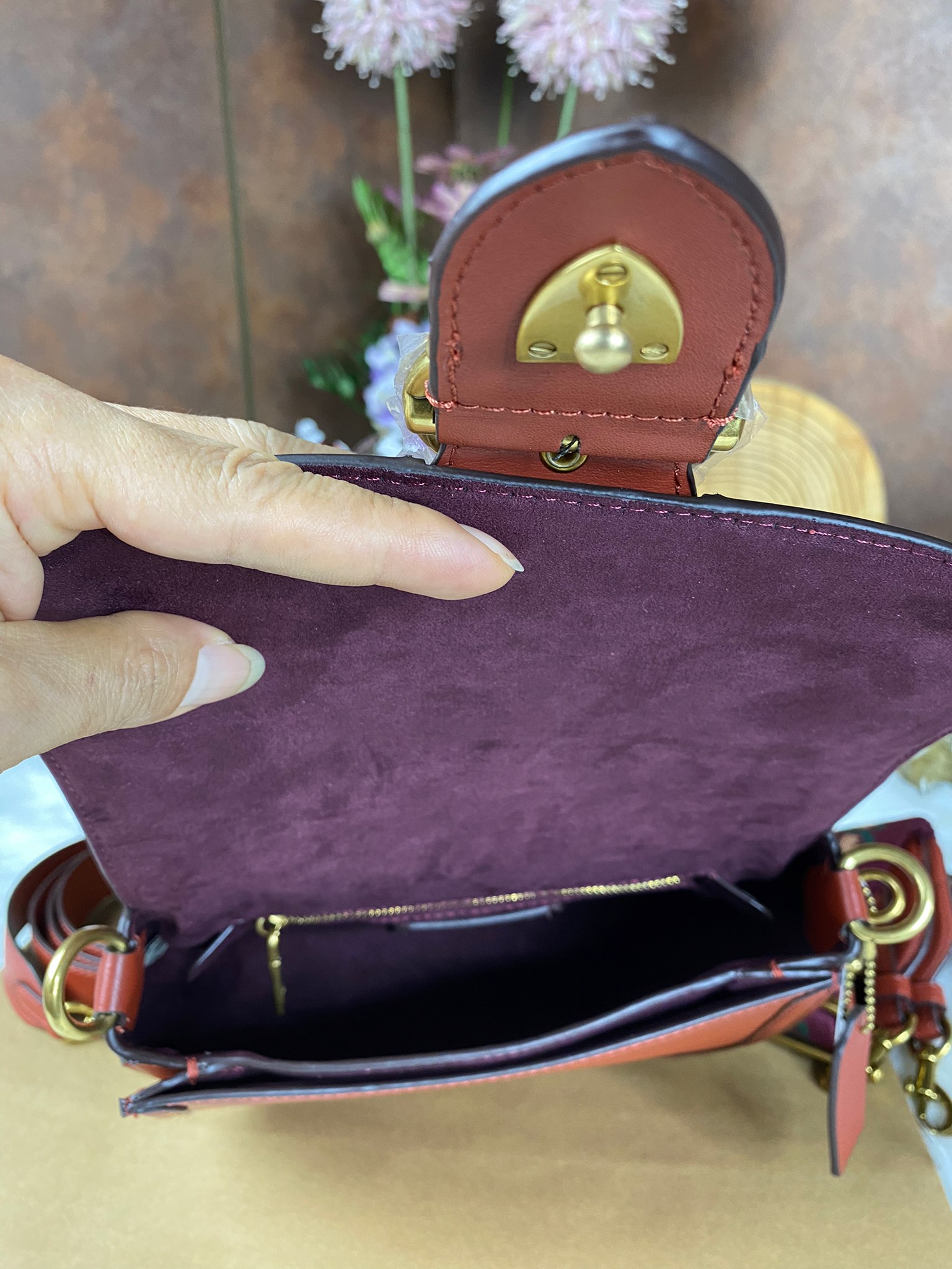 OUTLET 】COACH BEAT SADDLE BAG 10 แบบพร้อมส่ง จุกๆ เลยค่า The best item! ที่สาวๆรอคอย! ฮอตไฟลุก! สีหายาก ละมุนคุณหนู คอลเลคชั่นใหม่ ดีไซน์หรูหรา พิเศษมากๆมาพร้อมสายสะพาย 2 เส้น ใช้คู่กันหรือแยกสะพายก็สวยครบสูตร กระเป๋าสะพายทรง saddle คลาสสิค วัสดุหนัง glov