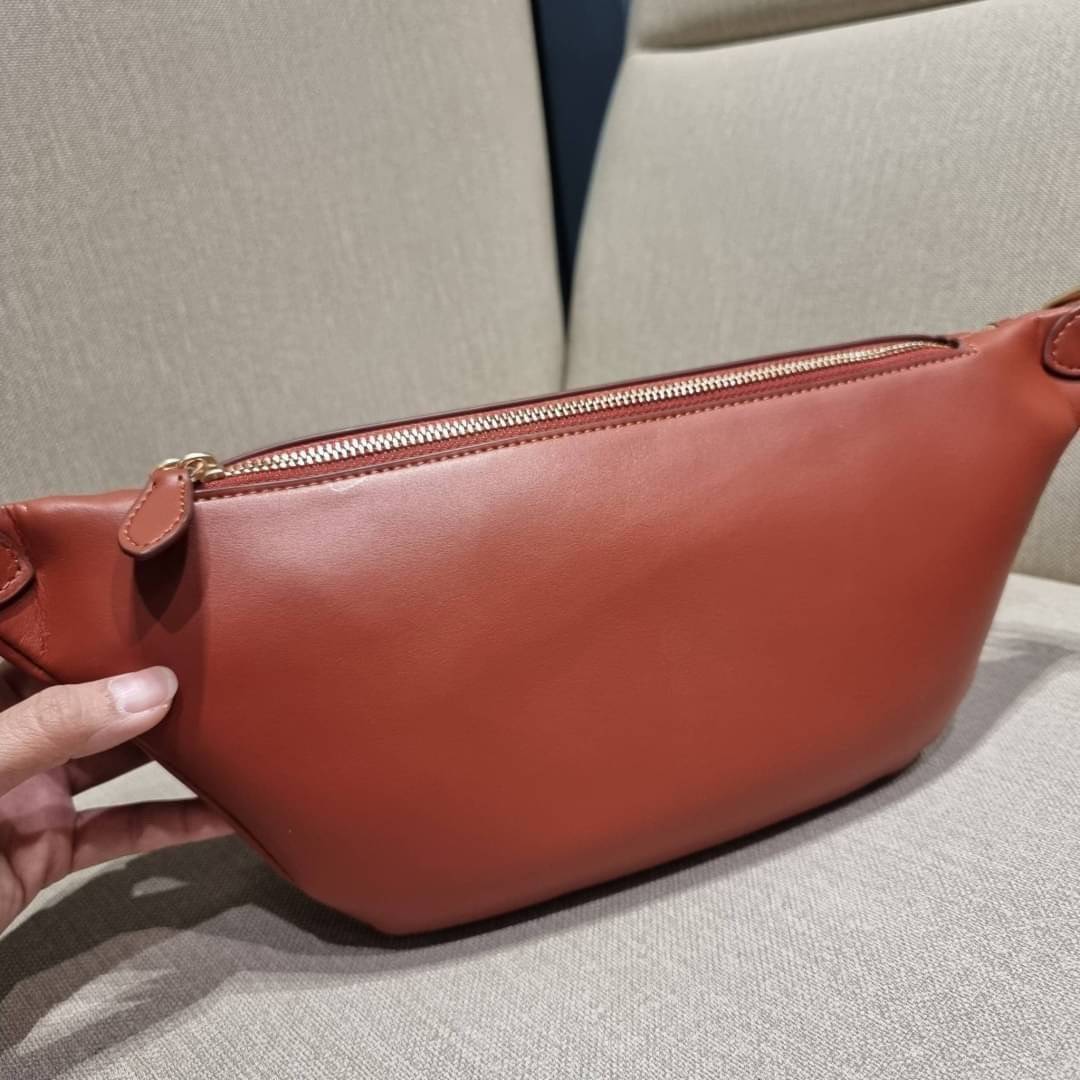 COACH C6678 LEAGUE BELT BAG IN SIGNATURE CANVAS WITH VARSITY PATCHES กระเป๋าคาดอกไซส์ใหญ่ คอลเลคชั่นที่ฮอตไม่เลิก กับดีไซน์สกีเรทโทร วินเทจ ขนาดสะพายกำลังเท่ คูลๆ ใช้งานง่าย ได้ทั้งหนุ่มๆและสาวๆ โดดเด่นด้วยแพทช์ที่สวยไม่ซ้ำใคร วัสดุหนังแคนวาสเคลือบลายสลับ