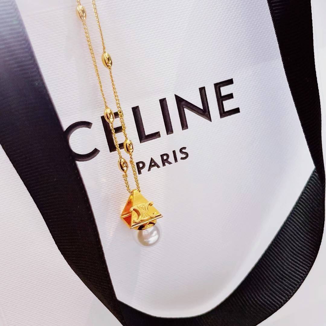 CELINE NECKLACE VIP สร้อยคอพร้อมจี้ดีไซน์สุดหรูคลาสสิคหายากชวนสะสมไอเท็มแบบนี้นานๆจะหลุดมาให้ช้อปจะซื้อใช้เองหรือมอบเป็นของขวัญก็เลิศหรูดูดี สินค้ามาพร้อม Original Package ถุงผ้ากำมะหยี่แบรนด์ กล่องและถุงกระดาษแบรนด์ Dutyfree ห้ามพลาดค่ะ!
