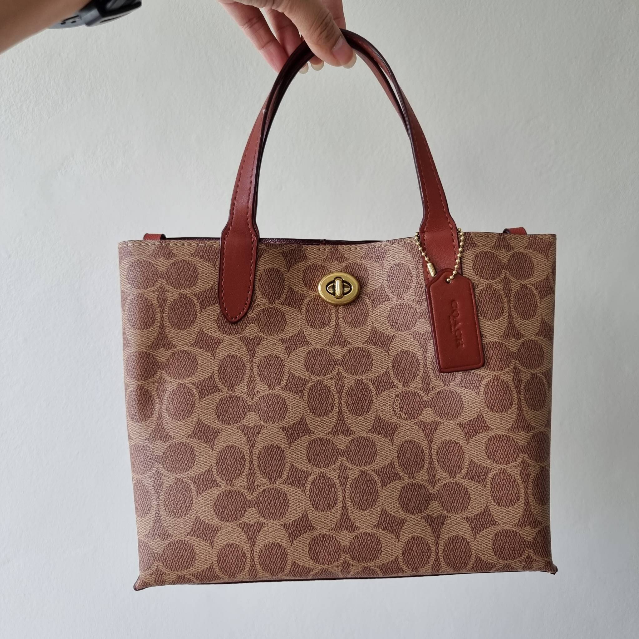 COACH C8562 WILLOW TOTE 24 IN SIGNATURE CANVAS น้องสาวลุคลูกคุณมาแล้วจ้า กระเป๋าถือ/สะพาย ดีไซน์สุดคลาสสิค ไอเท็มขายดีที่สุด ลงตัว เรียบหรู ใบจริงคือผู้ดี๊ผู้ดี ใช่ได้ทุกๆโอกาส วัสดุหนังแคนวาส ทนทาน เปิดปิดด้วยตัวบิดล็อค และอีกฝั่งเป็นกระดุมแม่เหล็ก ภายใน