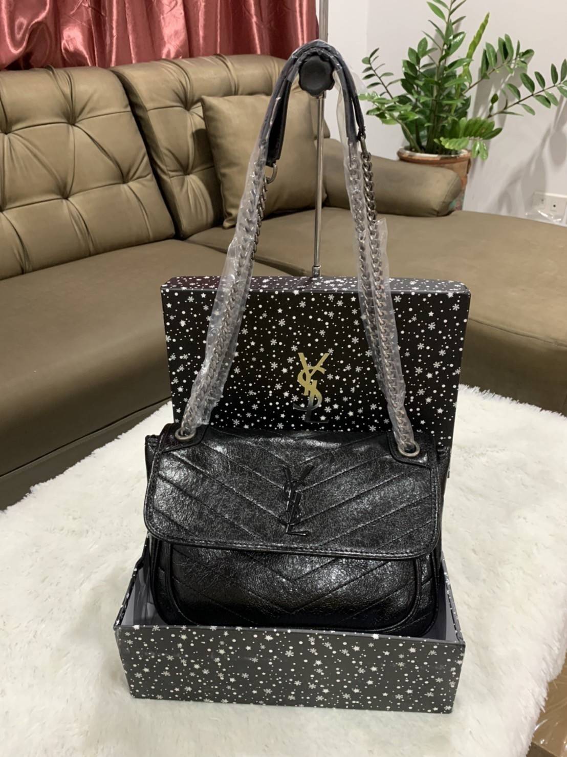 VIP 】Saint Laurent Niki shoulder bag VIP GIFT WITH PURCHASE (GWP) พรีเมี่ยมกิ้ฟ Limited Edition จาก YSL DUTY FREE COUNTER กระเป๋าสะพายรุ่น Niki จาก Saint Laurent โดดเด่นด้วยโครงสร้างทำจากหนังวัว หนังมันเงา นิ่ม งานสวยมากๆ ค่ะ อะไหล่สีดำ ด้านหน้าประดับโลโก
