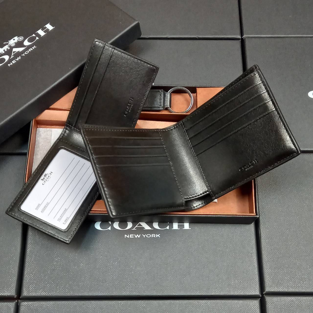 COACH COMPACT ID WALLET IN SIGNATURE WITH KEY FOB LIMITED BOX(COACH F74993)🍁กระเป๋าสตางค์ใบสั้น มาพร้อมใบลูกแบบแพ๊คคู่ +พวงกุญแจ//วัสดุหนังแคนวาสคุณเยี่ยมสลับหนังแท้ ทรงสวยคลาสสิคได้ใจใครหลายๆคนไปเรียบร้อย โดดเด่นลงตัวมาก ใส่บัตร ธนบัตร ครบมาก **เ