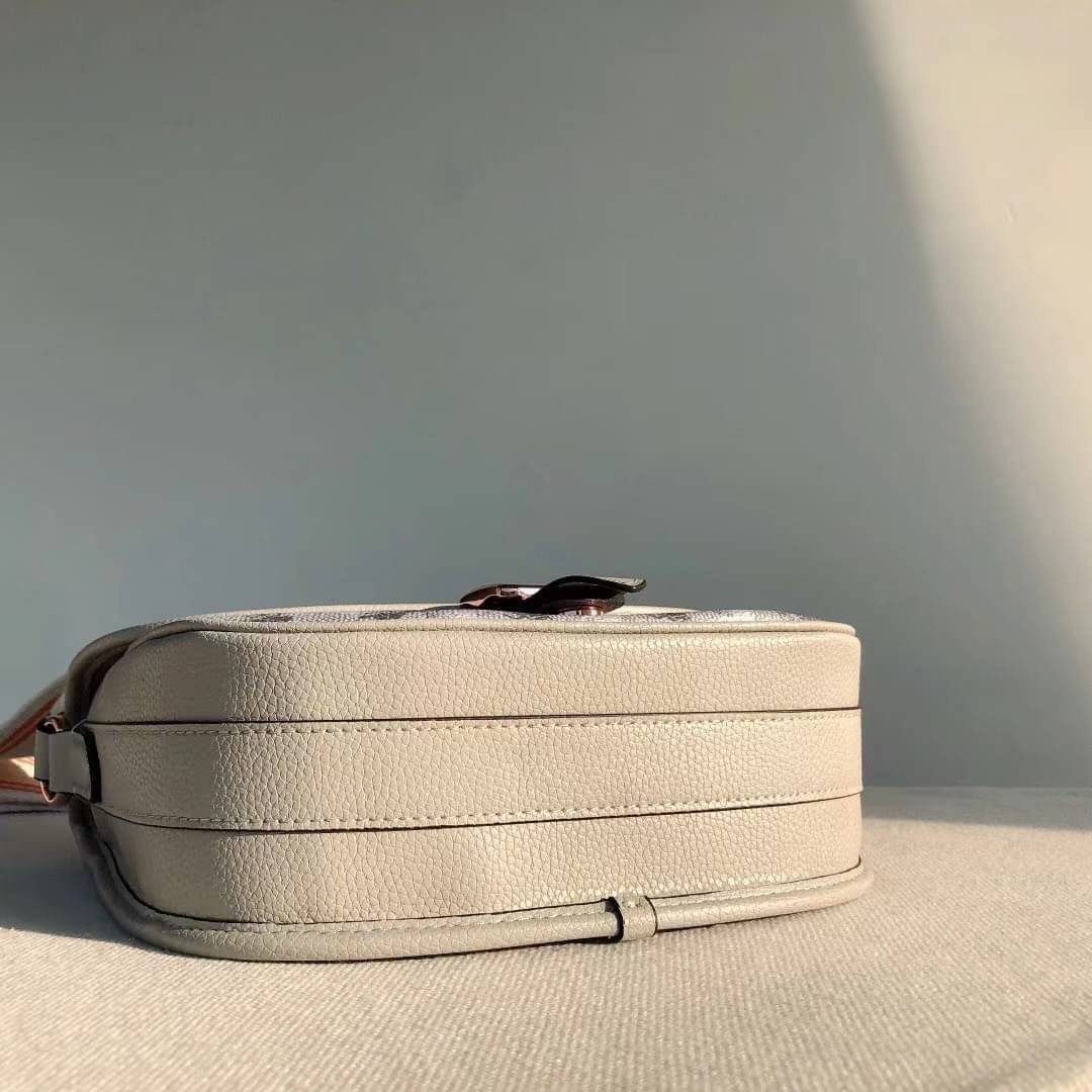 OUTLET 】COACH HITCH CROSSBODY WITH HORSE AND CARRIAGE PRINT พร้อมส่งที่ไทย