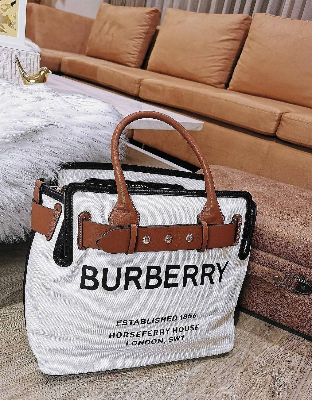 BURBERRY FRAGRANCES TOTE BAG อีกหนึ่งไอเท็มหายาก วัสดุ Canvas & Leather Calfskin ดีไซน์สวยมีเอกลักษณ์คาดด้วยสายหนังประดับกระดุมทองด้านหน้า หูจับหนังแท้จับถนัดมือ สายสะพายยาวหนังแท้ถอดได้ปรับระดับได้อะไหล่แบรนด์ ภายในโล่งกว้างมีช่องใส่ของใส่เอกสารA4 กระเป๋