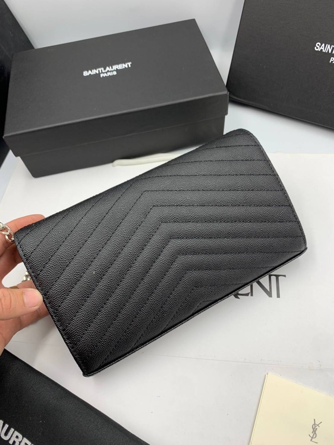 VIP GIFT 】หนังแท้ YSL WOC 9" Saint Laurent Chain Wallet Envelope Woc Monogram Black Leather Cross Body Bag กระเป๋าเงิน wallet on chain ที่มาพร้อมสายสะพายแบบโซ่ ขนาด 9” หนังวัวติดโลโก้ YSL มีทั้งอะไหล่เงิน ทอง และดำ ด้านในมีช่องซิป และช่องใส่การ์ด เรี