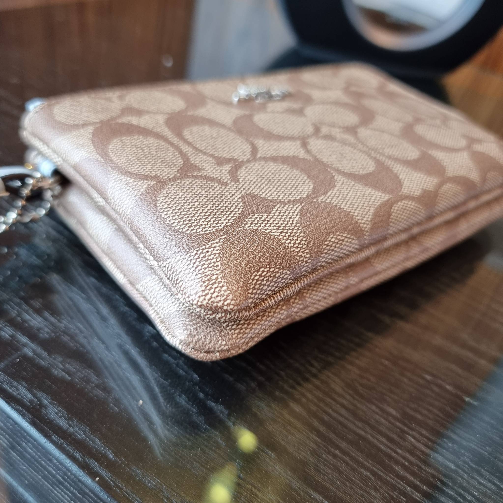 COACH F87591 DOUBLE CORNER ZIP WALLET IN SIGNATURE COATED CANVAS คล้องมือรุ่น 2 ซิป!! มาแล้วจ้า 🌟🤗 ไซส์นี้คือเหมาะมือจริงๆ พกง่ายเช่นเคย ไม่ต้องกังวลว่าจะเกะกะหรือกินพื้นที่กระเป๋าหลัก วัสดุหนังแคนวาสเคลือบลาย มีช่องหลักแยก 2 ช่อง ภายในบุผ