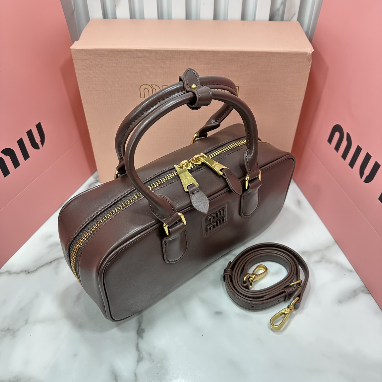 ORI หนังแท้ | MIU MIU Arcadie leather bag Large 27cm กระเป๋าสะพายทรงโฮโบใบใหญ่ ลุคลูกคุณหรูหราน่ารักๆเก๋ๆ สวยดูแพง หูจับในตัวง่ายและสะดวกพกพา มาพร้อมสายสะพายข้างภายในโล่งกว้างมาก