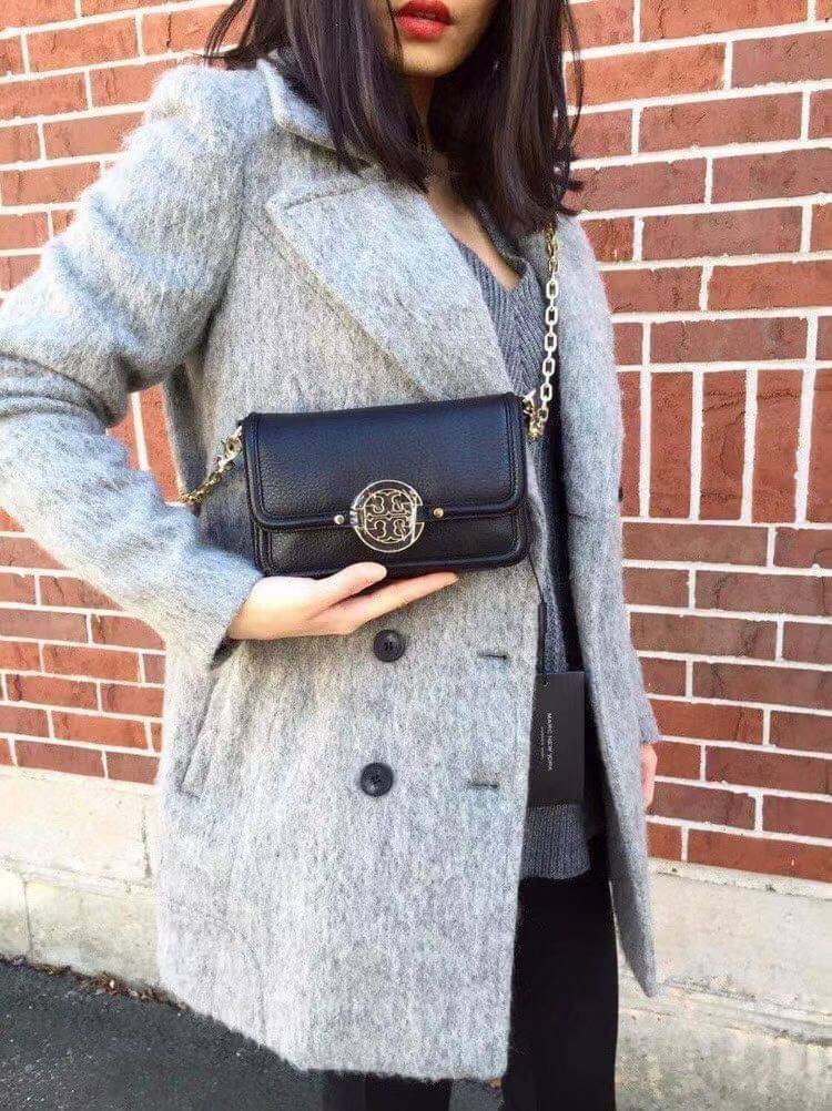 Tory Burch mini Amanda Leather crossbody bag กระเป๋าสะพายทรงครอสบอดี้ ที่ดูเรียบง่ายแต่ยังคงเสน่ห์ความเป็นTory ด้วยโลโก้ที่เป็นซิกเนเจอร์ มีฟังก์ชั่นการใช้งานที่ง่าย และคล่องตัว ทำให้สะดวกใช้งานได้ทุกที่ทุกเวลา สุดคลาสสิกและดูแพงด้วยโลโก้ด้านหน้าอะไหล่สีท