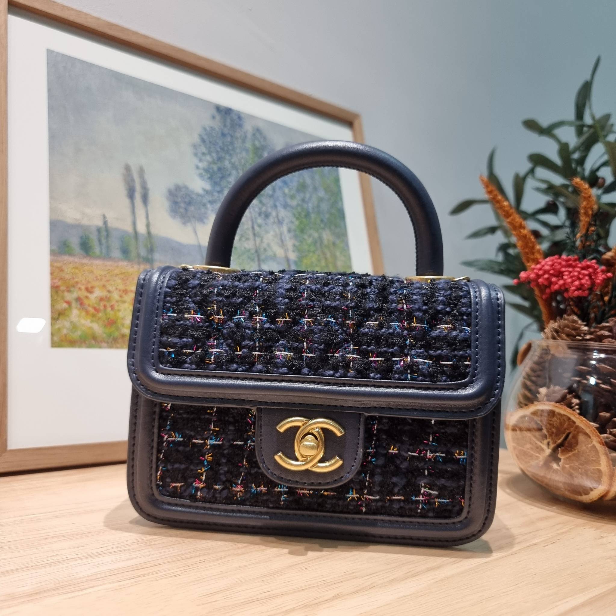 Chanel tweed mini flap bag / Chanel mini top handle กระเป๋าสะพายงานผ้าทวิตเอกลักษณ์เฉพาะของแบรนด์ งานสวยเป๊ะ มาพร้อมสายยาวถอดออกถือสวยๆเริ่ดๆ คิวท์มาก!! ดีเทลน่ารักเพียบ!!