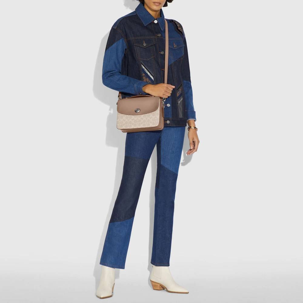 COACH 68349 CASSIE CROSSBODY IN SIGNATURE CANVAS เรียบหรู ดูดี ก็ต้องไอเท็มนี้ไม่อยากให้พลาด!! พาสเทลละมุนมากๆ สะพายแล้วดูแพงมากๆ สวยเลิศ กระเป๋าถือ/สะพายข้าง วัสดุหนังแคนวาสสลับหนังแท้ เปิด-ปิดด้วยตัวบิดล็อคแน่นหนา ภายในแบ่งสัดส่วนอย่างดี ใส่ของได้ครบสบา