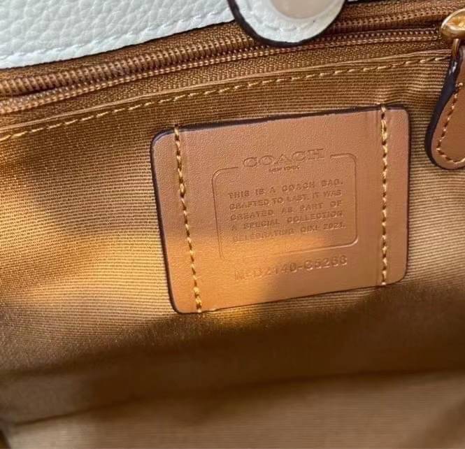 ใหม่ล่าสุด อดใจยังไงไหว COACH Dempsey Field Tote 22 C5268 โทนสีขาวล้วน ดำล้วน สุดคลาสสิก พร้อมส่งความสวยที่ไทยค่ะ! กระเป๋าทรง Tote ขนาดพอเหมาะลำตัว พกพาง่ายสะดวกได้กับทุกๆวัน ด้านหน้าปั้มโลโก้แบรนด์ตัวใหญ่สวยค่ะ;เปิดปิดกระเป๋าแบบกระดุมแม่เหล็ก ภายในใส่กระ