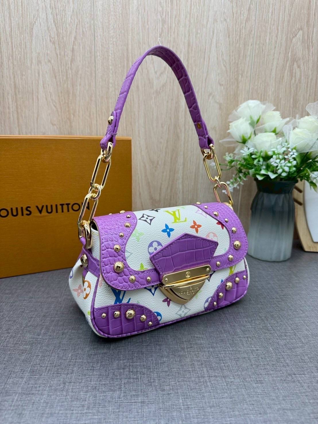 ORI หนังแท้ | Lv Marilyn White Multicolor Monogram Canvas Shoulder Bag กระเป๋าสะพายสไตล์วินเทจ ดีไซน์สีสันสดใสน่ารัก มีชีวิตชีวา โดดเด่นด้วยตัวล็อคด้านหน้าแบบกดขนาดใหญ่ จะถือแบบคล้องแขนหรือสะพายไหล่ก็ได้