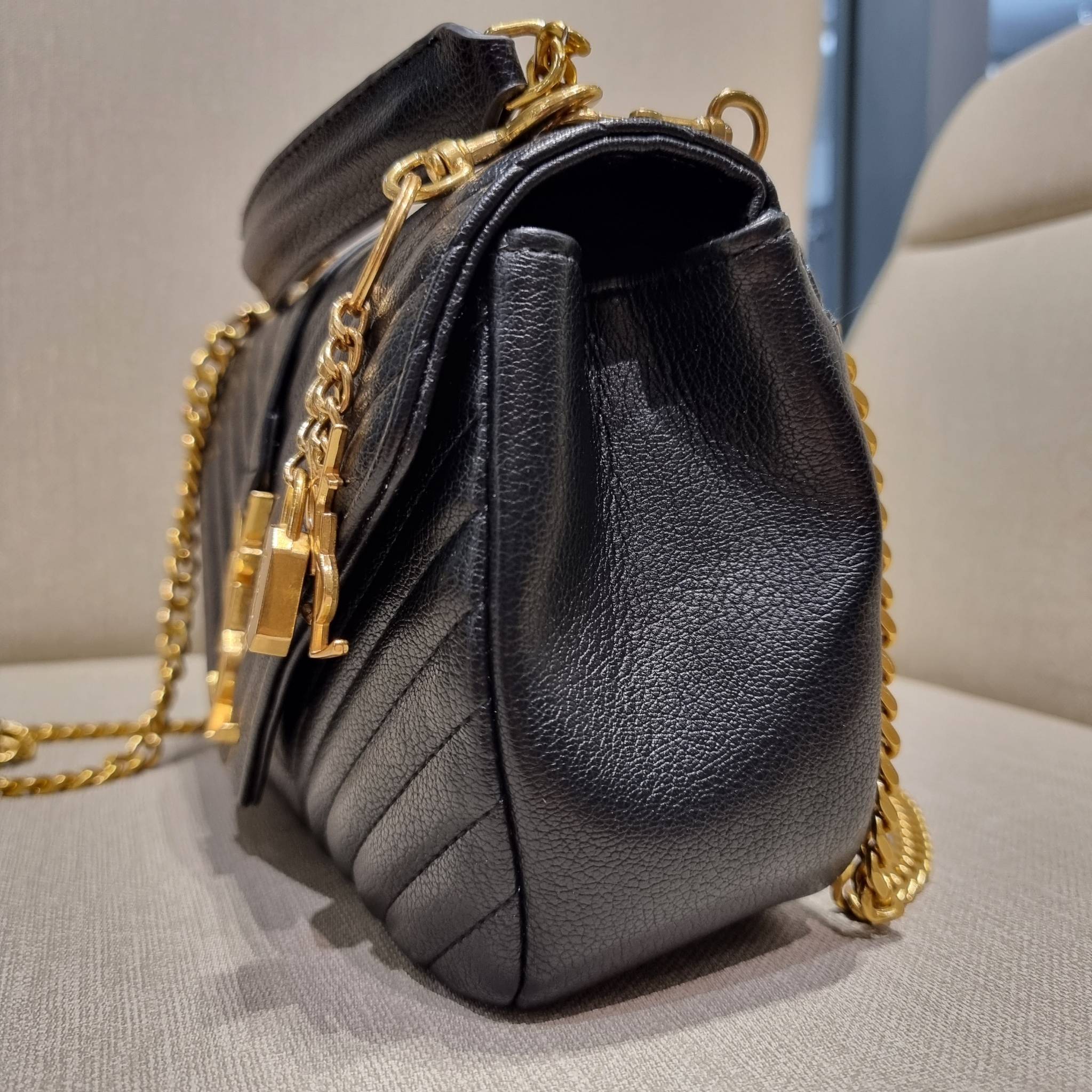 Yves Saint laurent crossbody boutique vip bag กระเป๋าสะพายไหล่ ดีไซน์ทรงสวยหรู พิเศษ แถมฟรี พวงกุญแจห้อยโลโก้ ดูแพงไปหมดจริงๆไอเท็มนี้ วัสดุหนังสังเคราะห์ลายคาร์เวีย เปิด-ปิดด้วยกระดุมแม่เหล็ก ภายในโล่งกว้าง แบ่งสัดส่วนไว้อย่างดี มาพร้อมหูจับในตัว และสายส