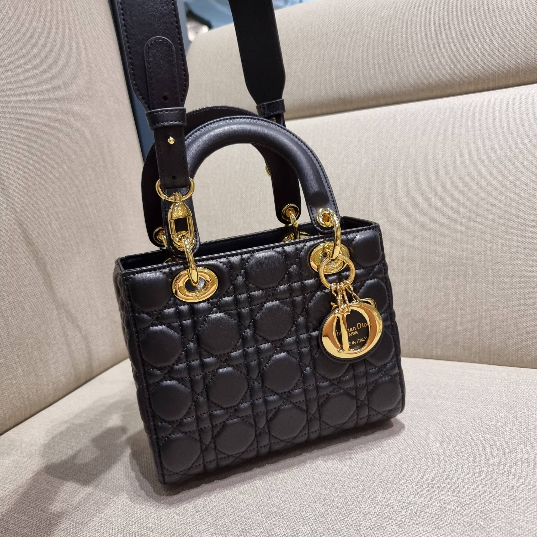 DIOR CD LADY BAG กระเป๋าสะพายข้างพรีเมี่ยมกิ๊ฟสุดฮอต ดีไซน์เรียบง่าย แต่แฝงไปด้วยความหรูหรา ทรงกล่องคลาสสิค โดดเด่นด้วยพวงกุญแจอะไหล่สีทอง วัสดุหนังแท้ มีหูจับในตัวและสายครอสบอดี้สุดเลิศ ที่มาพร้อมอะไหล่ฟอนท์สีทองเรียงร้อยในสายหนัง แต่งเติมดีเทลอัพราคาไปอ