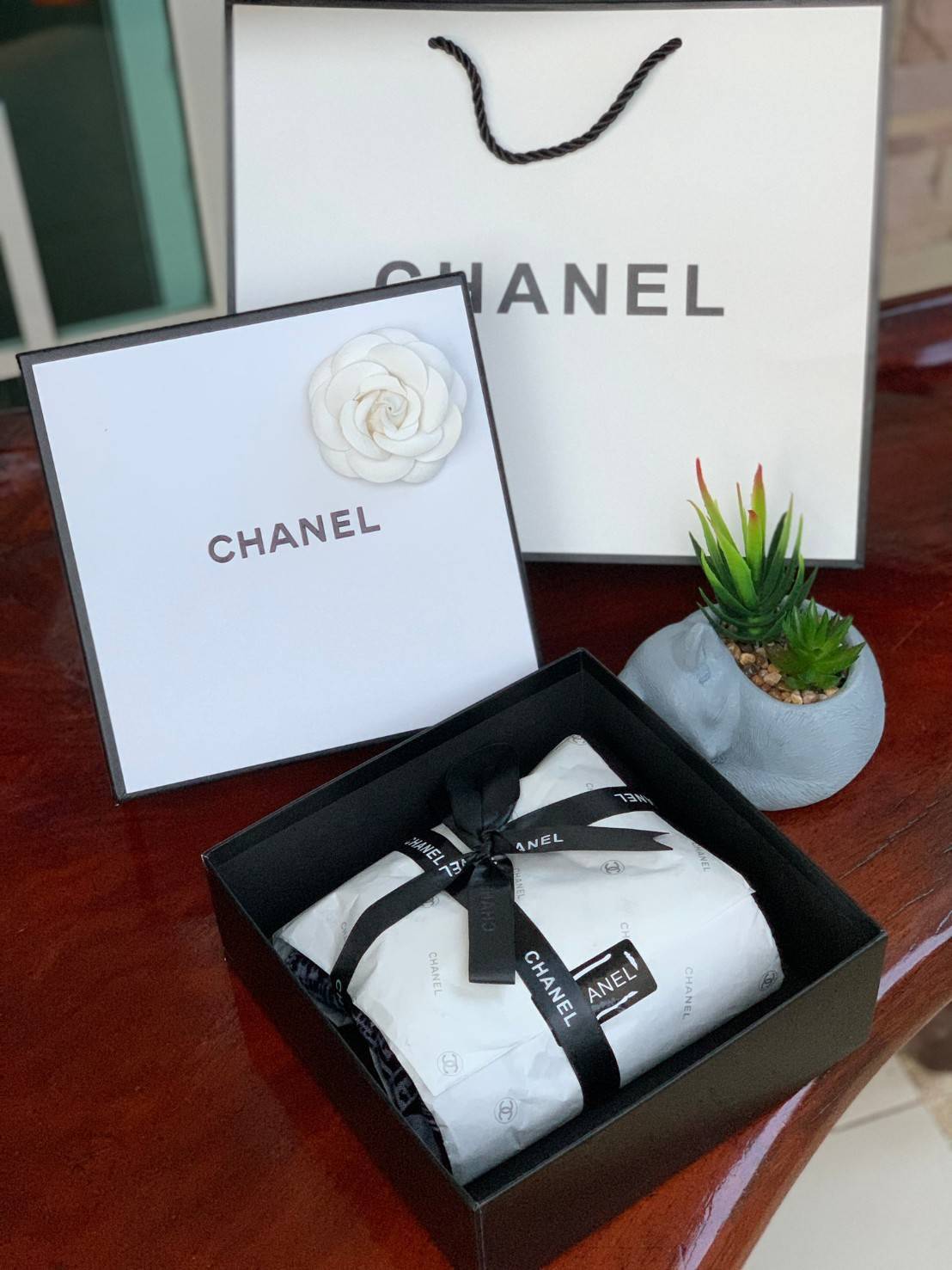 Chanel Shawl Wrap Scarf (With Box) พลาดไม่ได้กับของขวัญสำหรับเทศกาลดีๆที่กำลังจะมาถึง ส่งมอบความรู้สึกดีๆให้กับคนที่คุณรัก ด้วยผ้าพันคอ หรือ ผ้าคลุมจากแบรนด์ดัง ด้วยเนื้อผ้าแบบcashmereที่ถักทอแบบเนื้อละเอียด จึงทำให้นุ่มน่าสัมผัส ให้ความอบอุ่นได้ดี ไม่ว่า
