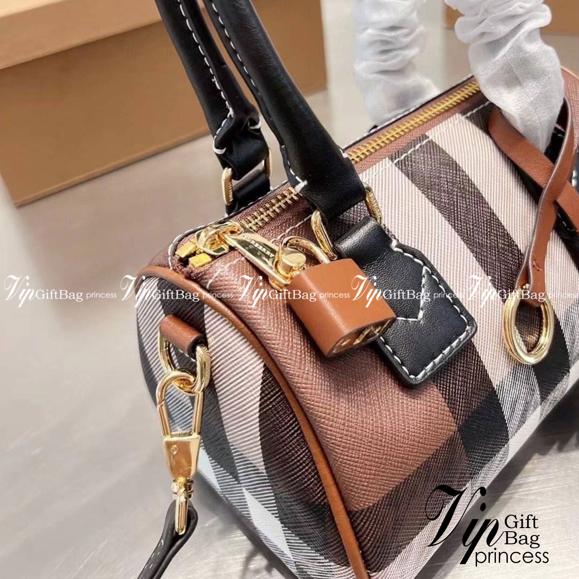 Burberry Small Check Bowling Bag / Burberry Coated fabric boston bag / BURBERRY FRAGRANCES VINTAGE BOWLING BAG กระเป๋าสะพายใบเล็กน่ารัก ลายวินเทจ โทนสีใช้งานง่าย Vintage Signature สวยหรูสุดคลาสสิค ภายในโล่งกว้าง สามารถใส่มือถือ กระเป๋าสตางค์ ของจุกจิกได้ 