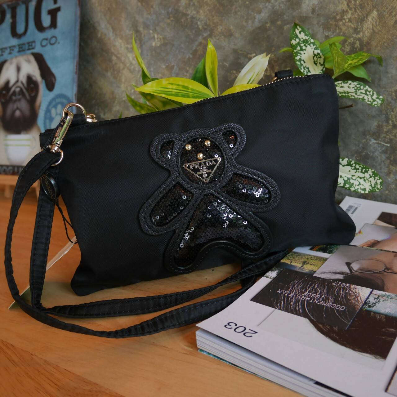 Best Seller!! กระเป๋าอเนกประสงค์ทรง clucth & crossbody จาก งานพรีเมี่ยมกิ้ฟ จากเคาเตอร์ต่างประเทศคะ แบรนด์ PRADA มาค่า เป็น กระเป๋าผ้าไนล่อน ตามแบบฉบับของแบรนด์เลย ใบนี้มีสายยาวให้คะ เลิศมาก สะพายเป็น shoulder bag ได้เลย ขนาดกำลังดีคะ ใส่มือถือได้ทุกรุ่น 