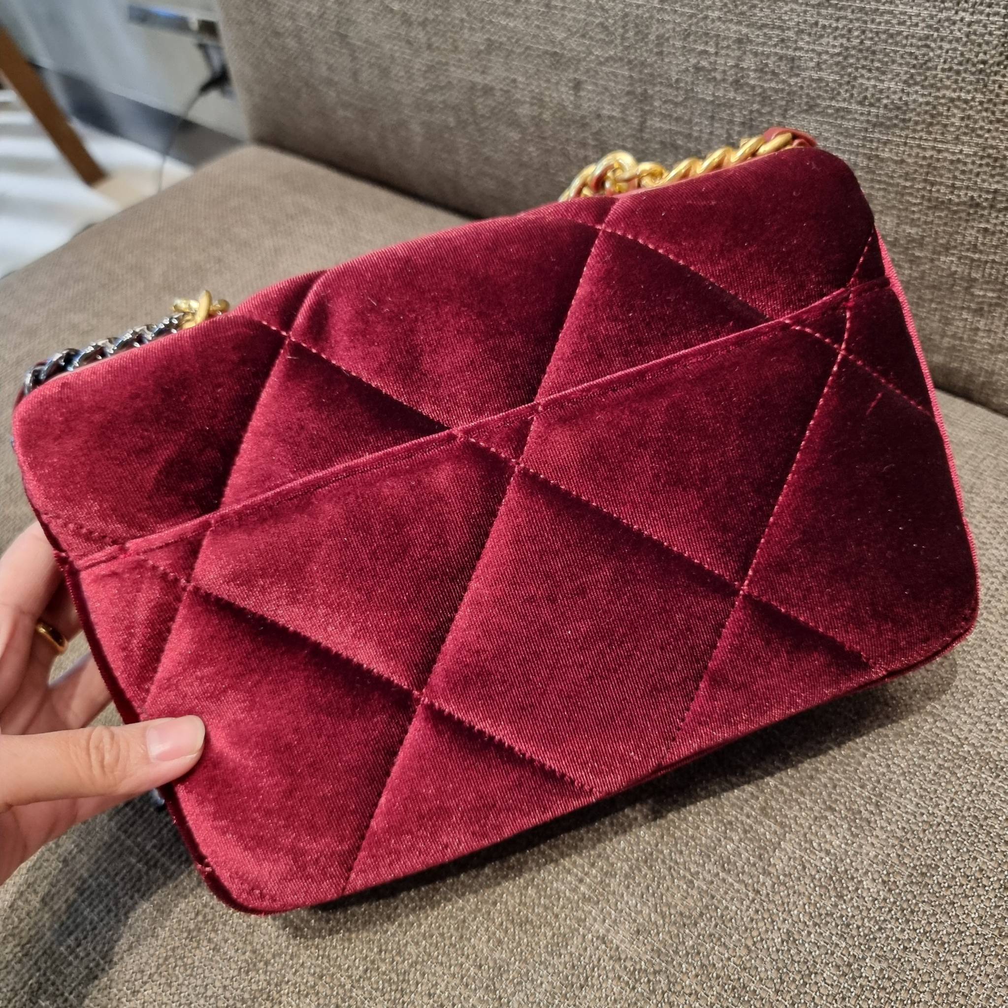 ไม่มองไม่เหลียวไม่ได้แล้ว!! ความหรูที่โดดเด่นจากผ้ากำมะหยี่ สร้างดีเทลผู้ดี ลูกคุณมากๆ Chanel vip boutique กระเป๋าสะพายจาก duty free ในราคาสุดประหยัด!! ดีไซน์เลิศ ตกแต่งด้วยโซ่ทูโทน ลงตัวแบบไม่มีที่ติ เปิด-ปิดด้วยตัวบิดล็อค ภายในโล่งกว้าง ใส่กระเป๋าสตางค์