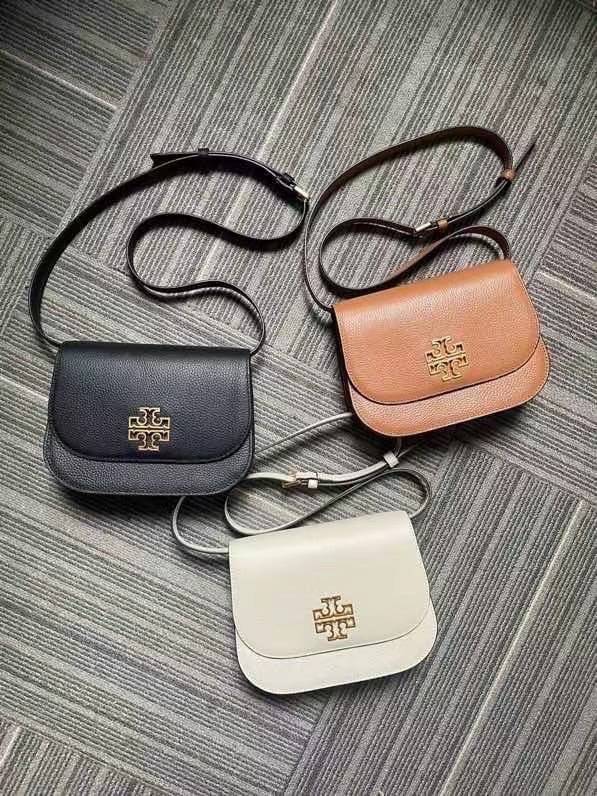 TORY BURCH BRLTTEN SMALL SADDLE BAG / Tory Burch Britten Flap Shoulder Bag กระเป๋าสะพายข้าง วัสดุหนังแกะแท้ ด้านหน้าประดับโลโก้แบรนด์ เปิด-ปิดกระเป๋าแบบกระดุมแป็กแม่เหล็กแน่นหนา ภายในมีช่องหลัก ใส่กระเป๋าเงินใบกลาง มือถือได้ทุกรุ่น มีช่องแยกใส่ของจุกจิกอี