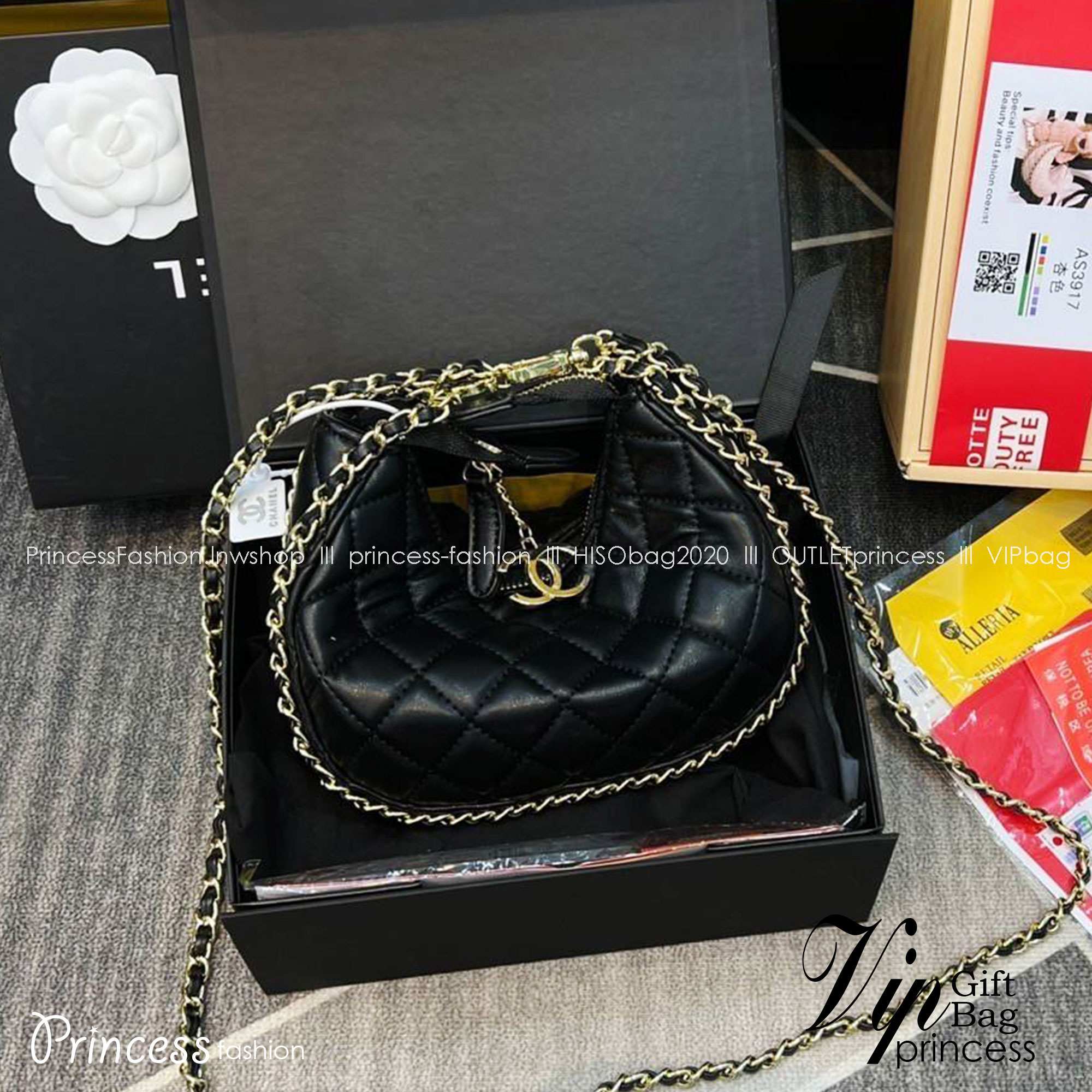 Chanel Pouch Hot item 2023 กระเป๋าสะพายกึ่งพอช ใบเล็กน่ารักน่าใช้ ถือไปไหนก็อัพลุคปัง วัสดุหนังแกะ สัมผัสนิ่มมือ หูจับในตัว ปรับได้อีกเล็กน้อย มาพร้อมสายสะพายโซ่ ความยาวกำลังดี