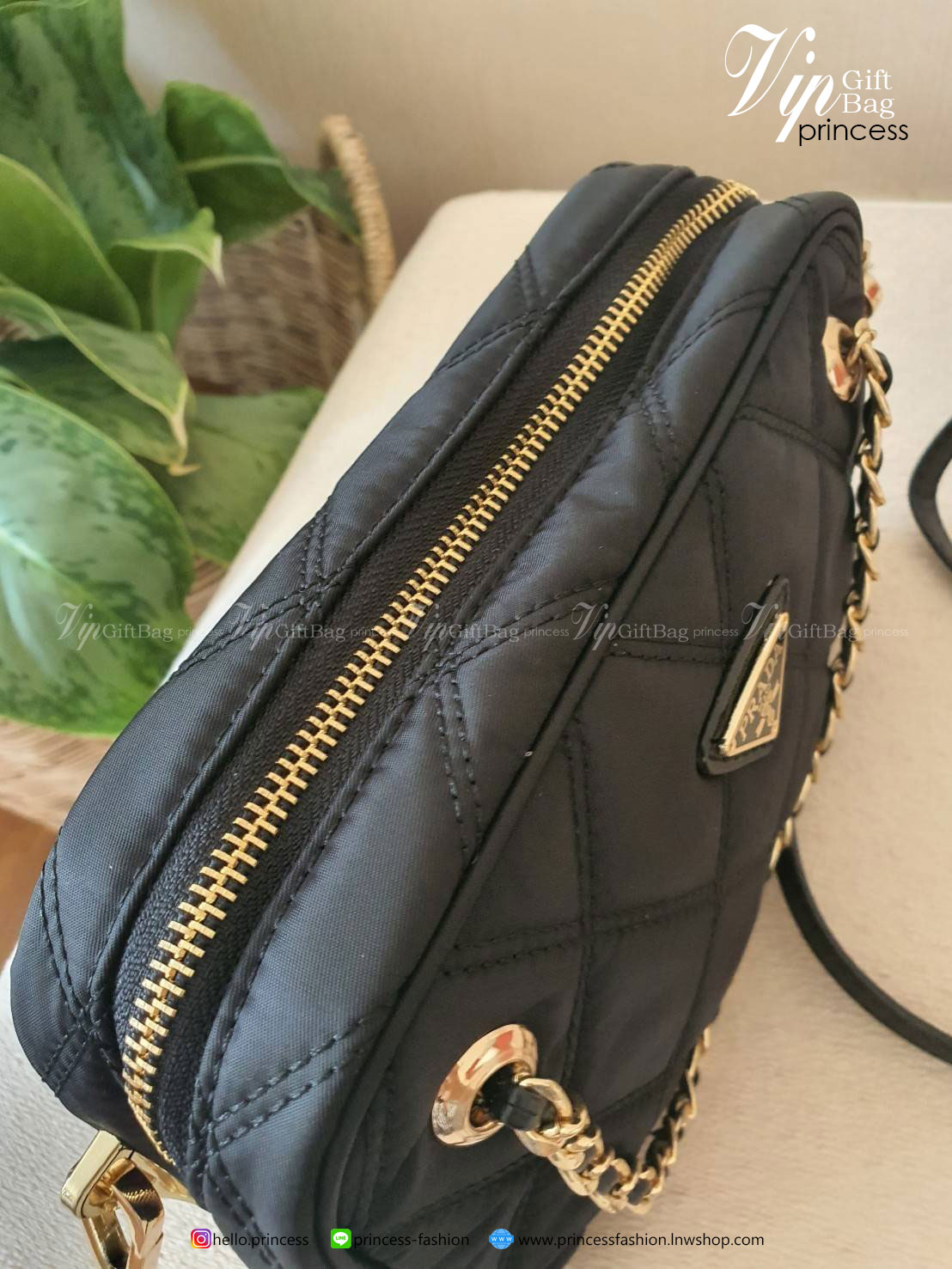 รุ่นใหม่มาแรง จากแบรนด์ PRADA รุ่นMini handbag มาพร้อมกันถึง2สาย สายคล้องติดกระเป๋า และสายยาว Crossbody วัสดุทำจากผ้าNylon ลายตาราง สวยหรูดูดีมากคะ เปิดปิดด้วยซิป ภายใรมีป้ายโลโก้แบรนด์ มีช่องซิป อละช่องใส่ของแยกอีก บุผ้าลายแบรนด์อย่างดี ใส่ของำด้หลากหลาย