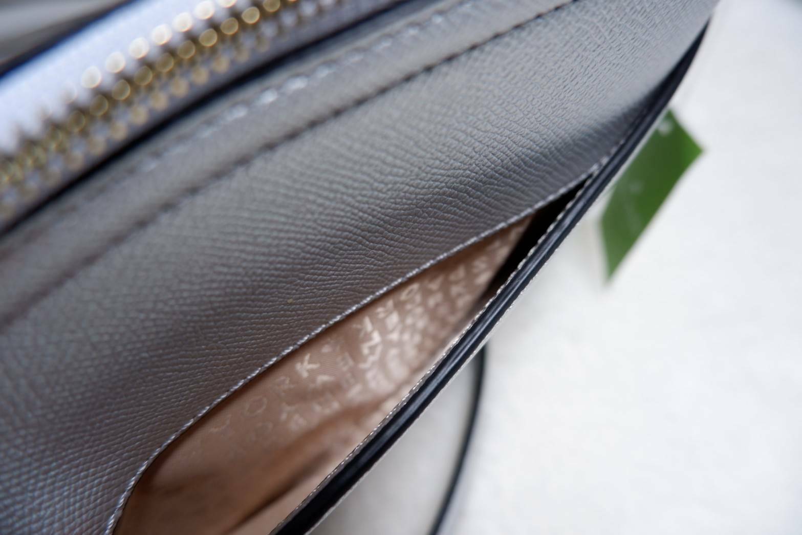 Katespade Crossbody Bag ด้านหน้าติดโลหะชื่อแบรนด์อะไหล่สีทอง เปิดปิดด้วยช่องซิป ด้านในเป็นช่องใส่สิ่งของ และมีป้ายหนังปั๊มโลโก้แบรนด์ ผ้าบุเป็นลายแบรนด์อีกด้วย รุ่นนี้มาพร้อมสายสะพายยาวปรับระดับได้ ทรงนี้สะพายกี่ทีก้อไม่มี out นะจ้ะสาวๆ