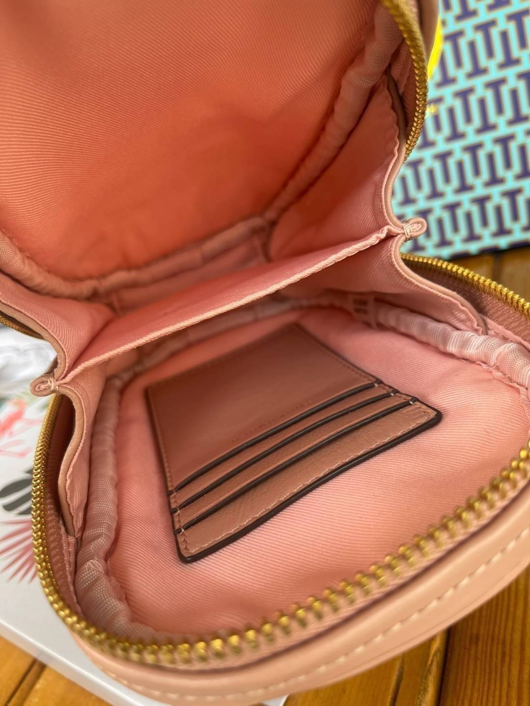 OUTTLET 】Tory burch kira chevron n/s crossbody bag กระเป๋าสำหรับใส่มือถือหรือของจุกจิกต่างๆ ได้กลายมาเป็นแฟชั่นสุดร้อนแรงแห่งปี คอลเลคชั่นนี้ออกมาเพื่อเอาใจสาวๆโดยเฉพาะ สีสันสุภาพเพื่อให้แมทช์กับสีสันของเสื้อผ้า ได้ง่าย ภายในยังสามารถแบ่งสันปันส่วนไว้สำหร