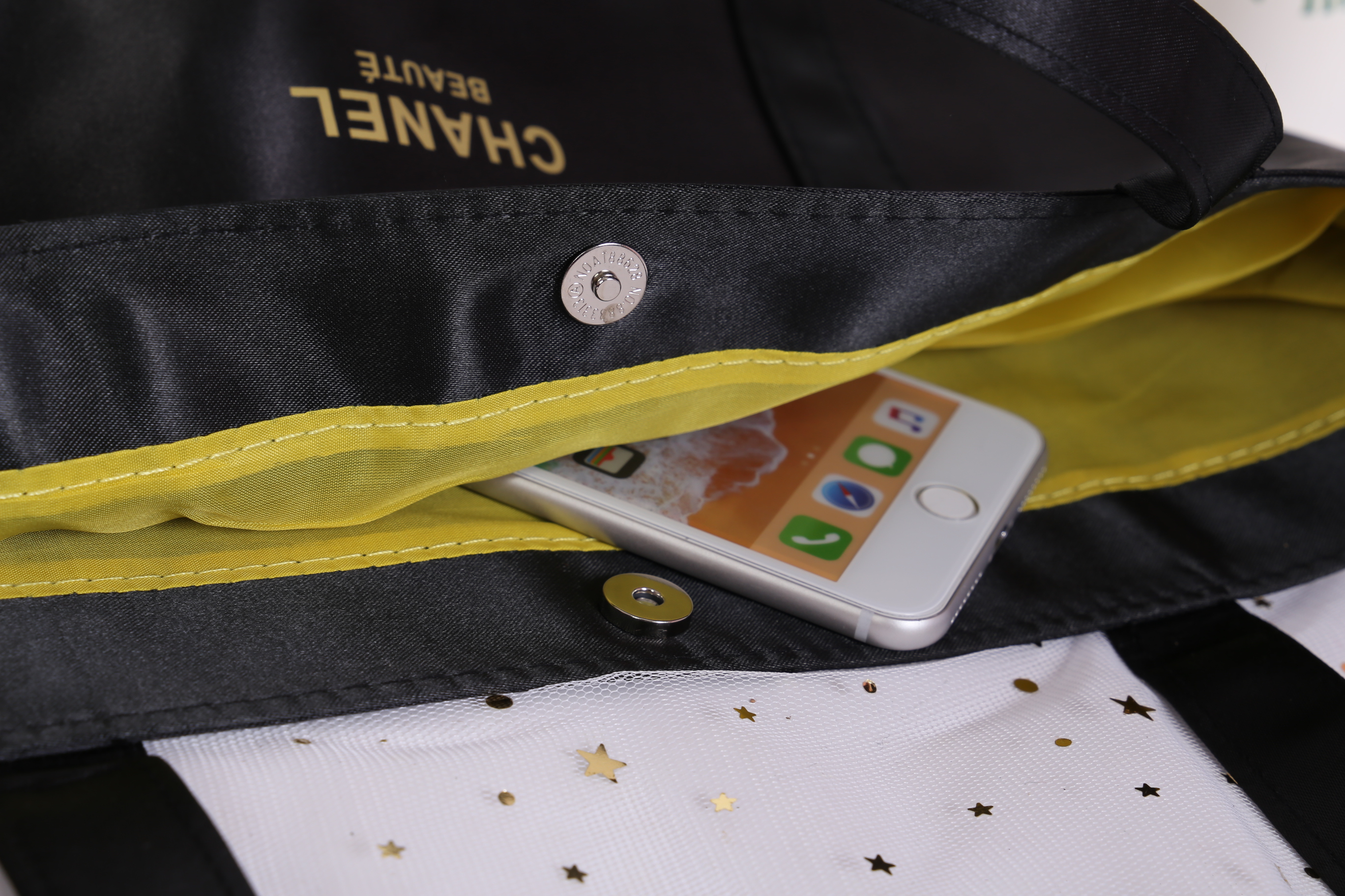 Chanel Satin Shoulder bag วัสดุ (Material) : Satin กระเป๋าสะพายข้าง ขนาดกำลังดีค่ะ ใส่เอกสารหนังสือได้นะคะ ด้านในซับผ้าลายเดียวกับสีกระเป๋าเลยค่ะ เป็นกระดุมแม่เหล็กเปิดปิด สินค้าพรีเมี่ยมแท้ แถมจากเค้าเตอร์แบรนด์ประเทศญี่ปุ่นค่ะ