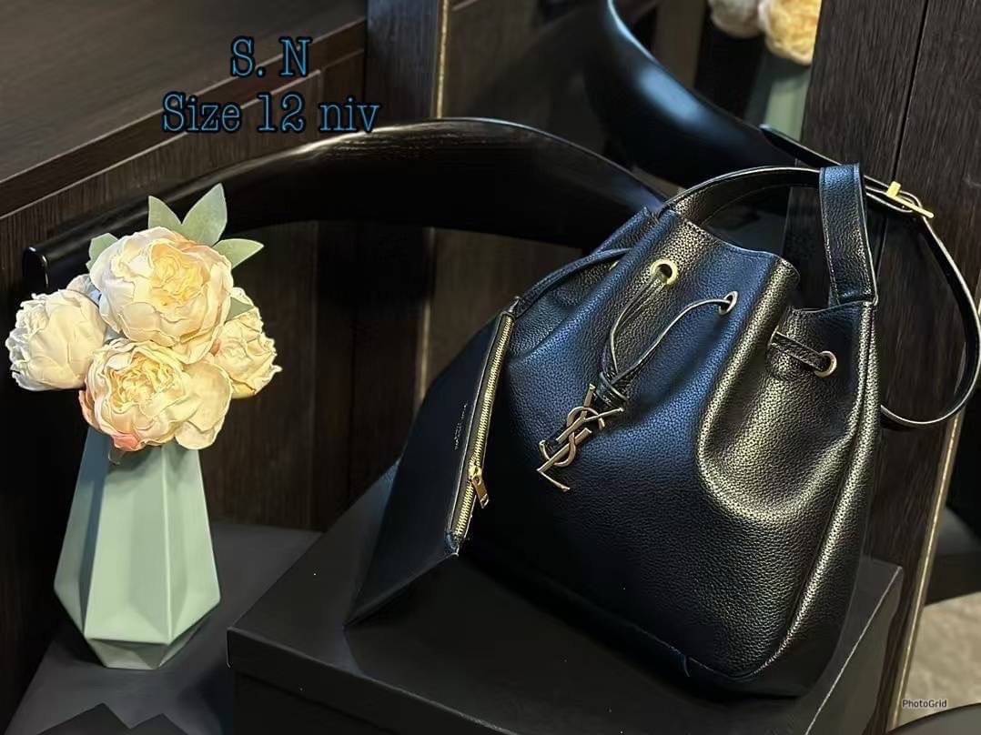 YSL PARIS VII flat hobo bag / YSL Bucket Bag กระเป๋าสะพายทรงโฮโบบัคเก็ต งานหนังเต็มใบ ฟังก์ชั่นสุดเลิศพร้อมเชือกรูด ดีไซน์รูปทรงใช้งานง่าย -- [รับตัวแทนกระเป๋า]