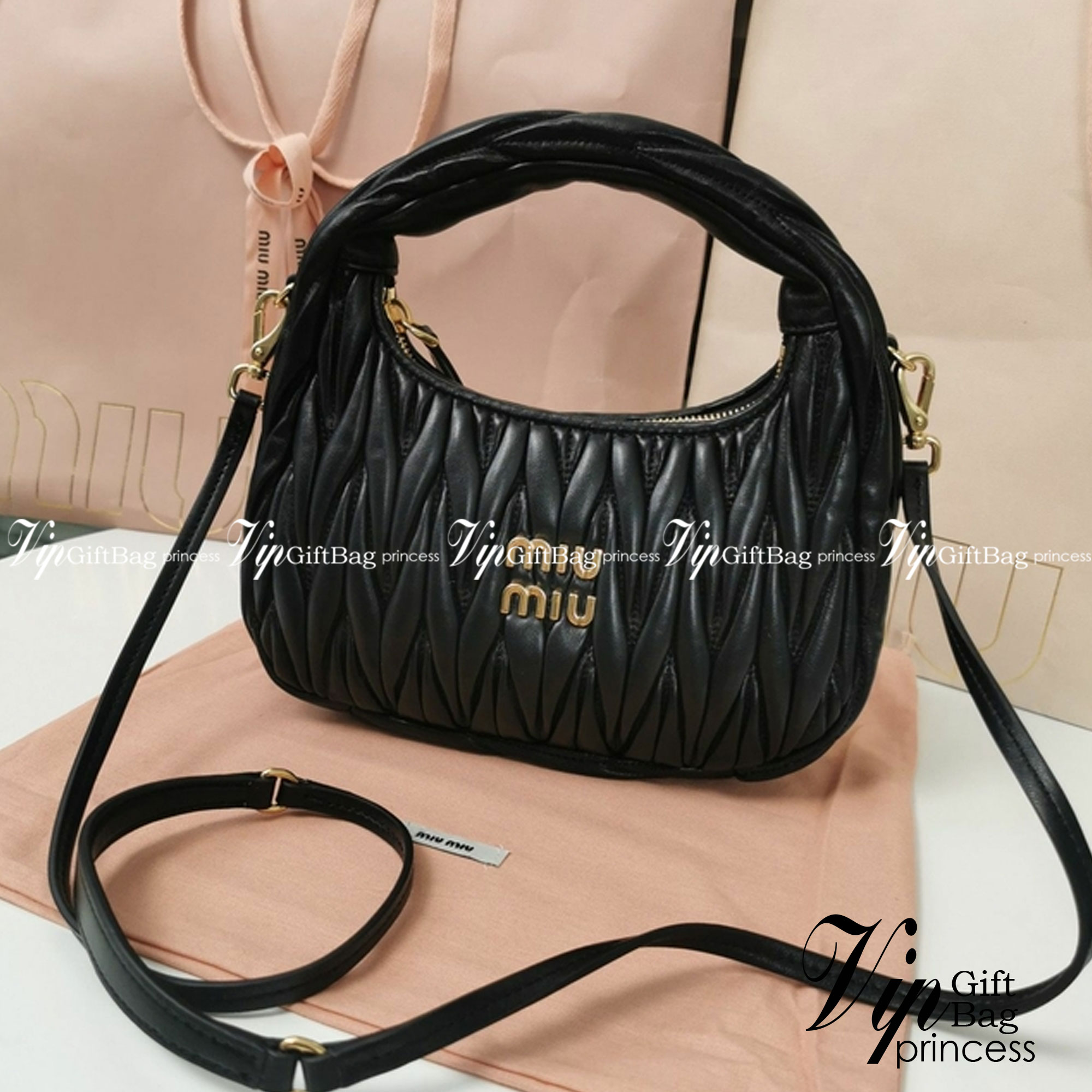 MIU MIU Wander matelassé mini hobo bag สะพายข้างมิวมิว ทรงยอดฮิต วัสดุตัวกระเป๋าทำจากหนัง bonded leather เอามาเย็บทำลายmiu miu งานจริงหนังนุ่มมากๆ นะคะ อะไหล่สีทอง สายสั้นสะพายไหล่ได้ มาพร้อมสายยาว ปรับระดับได้