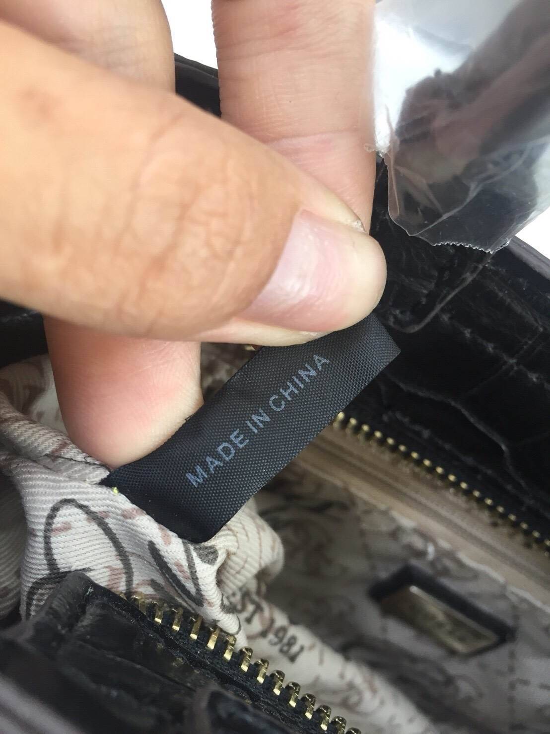 GUESS Cate Mini Series Crocodile New Collection!! กระเป๋าถือหรือสะพายลายหนังจระเข้สวยอยู่ทรง ดีไซน์หรูหรา เปิดปิดด้วยซิปคุณภาพดี ภายในโล่งจุพอประมาณ มีช่องซิปเล็กเปิดปิดง่าย ผ้าบุลายแบรนด์สวย สายสะพายปรับระดับได้ รุ่นนี้สวย หายาก ใช้ได้หลายโอกาสแน่นอน สาว