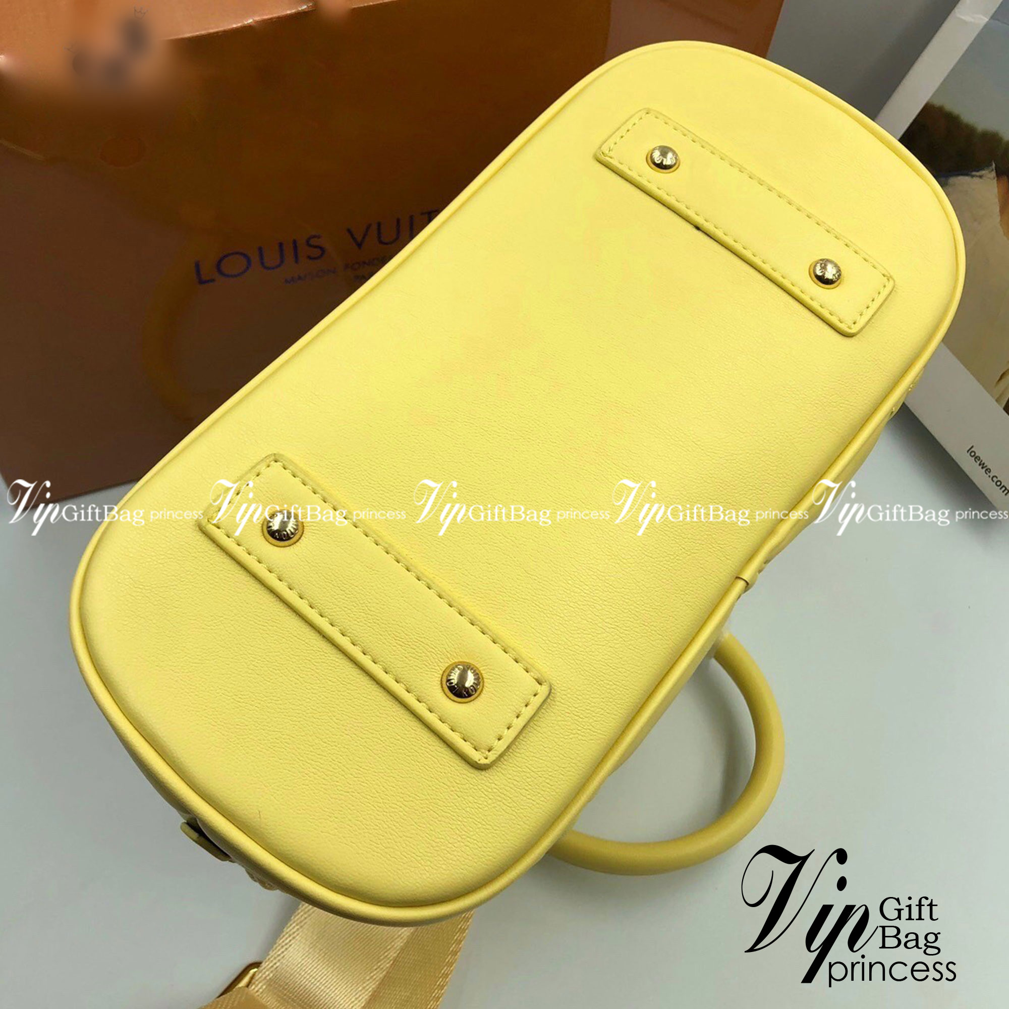 LV Alma BB Vernis กระเป๋าทรงโดมสุดฮิต ที่สาวๆตามหา สวยสะพายขับผิว อัคลุคไฮน์ที่สุด ขนาดกำลังดี เรียบแต่หรู หูจับในตัวทำให้ใช้งานได้สะดวก พิเศษมีสายสะพายสปอร์ตเส้นใหญ่ ปรับเปลี่ยนตามลุคแต่ละวันได้เลย เปิด-ปิดด้วยซิป ภายในโล่งกว้าง ใส่ของสำคัญได้ครบถ้วน น่า