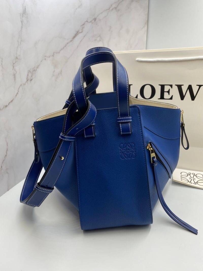 VIP GIFT 】หนังแท้ Loewe Small Hammock bag in pebble grain calfskin A multifunctional bag with supple side panels that release to change its shape. Looped straps allow the bag to be worn in multiple ways. This small version is in pebble grain calfskin.